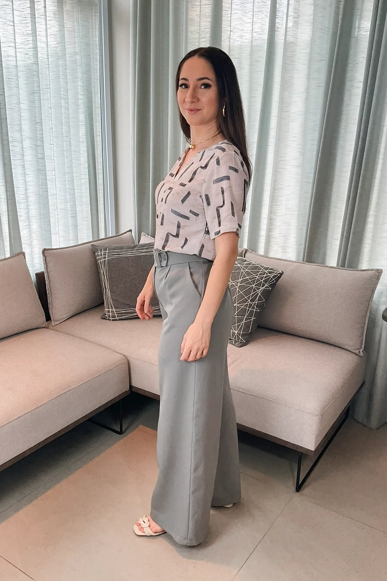 Conjunto: Blusa Manga Curta Em Crepe Touch Estampa Assimetrica Decote "V" Bruna Estampada Cinza + Calça Pantalona Alfaiataria Mariane Cinza