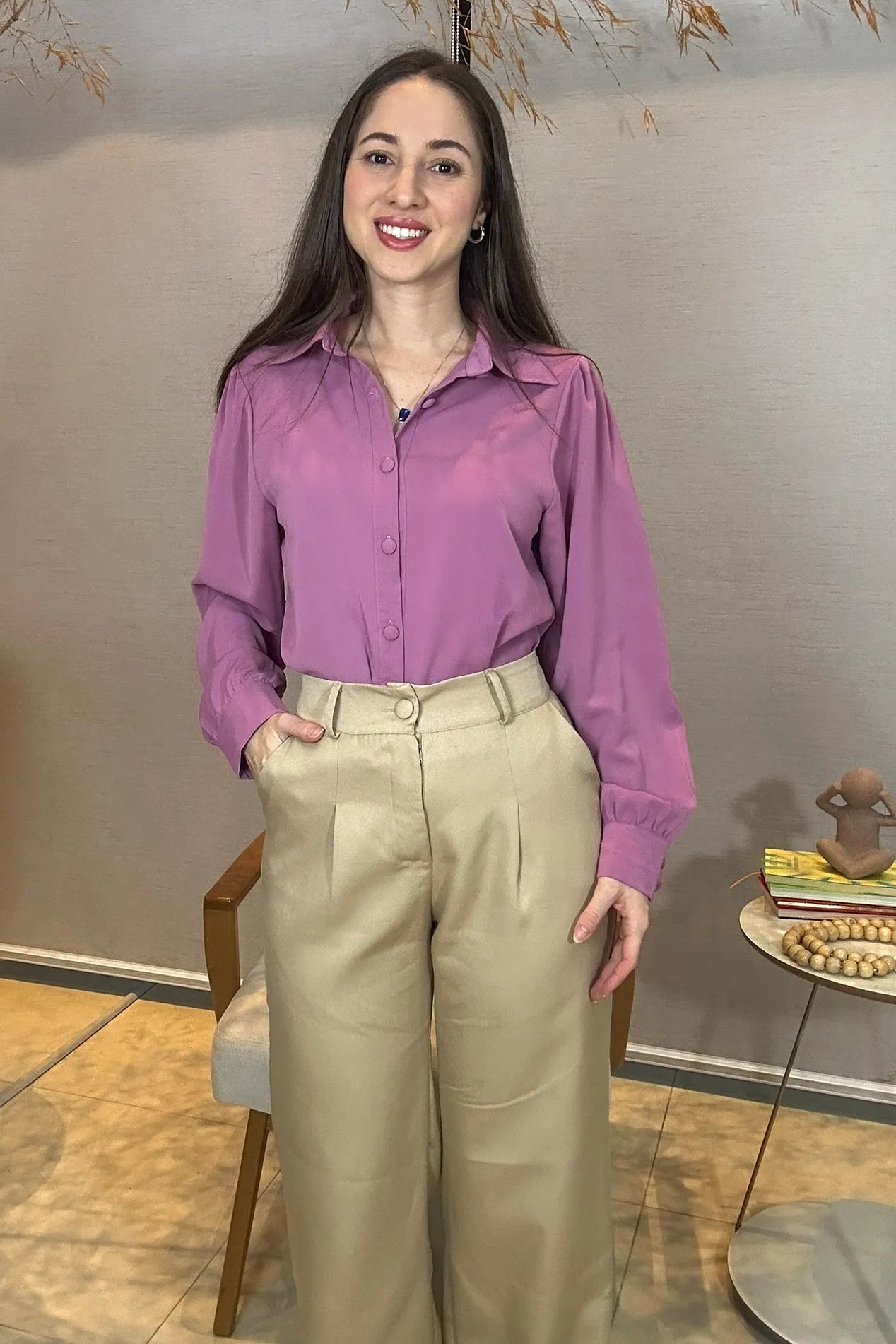 Conjunto: Camisa Manga Longa Lisa Gabriela Fúcsia + Calça Corte Reto Detalhe Cinto Priscila Bege