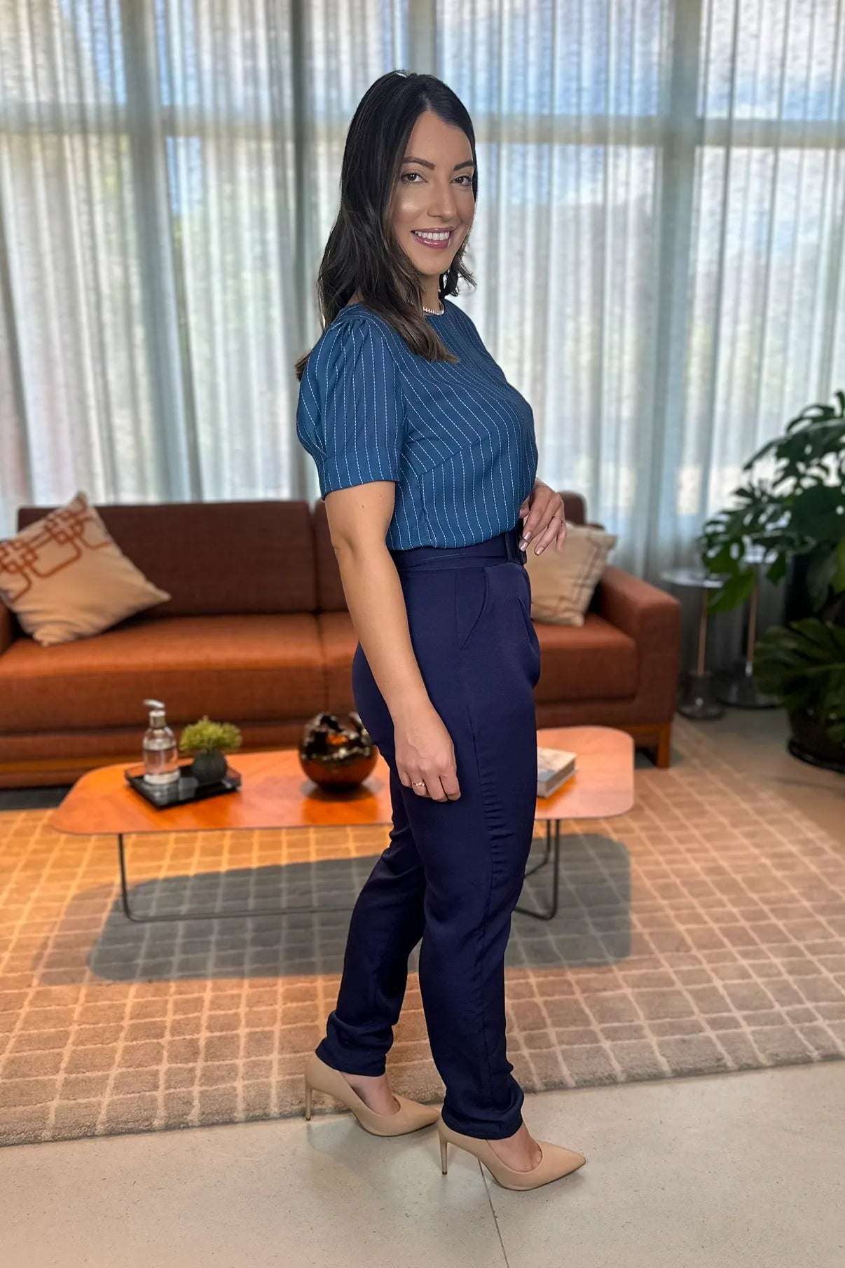 Conjunto: Blusa Manga Curta Risca de Giz Maira Azul Marinho + Calça Cinto Encapado Cenoura Azul Marinho