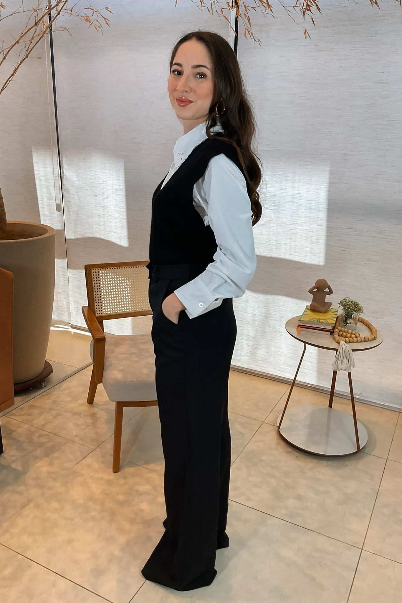 Conjunto: Camisa Manga Longa Detalhe Bordado Gola Clara Branca + Colete Em Tricot Mousse Amelie Preto +Calça Pantalona Alfaiataria Lisse Luna Preta