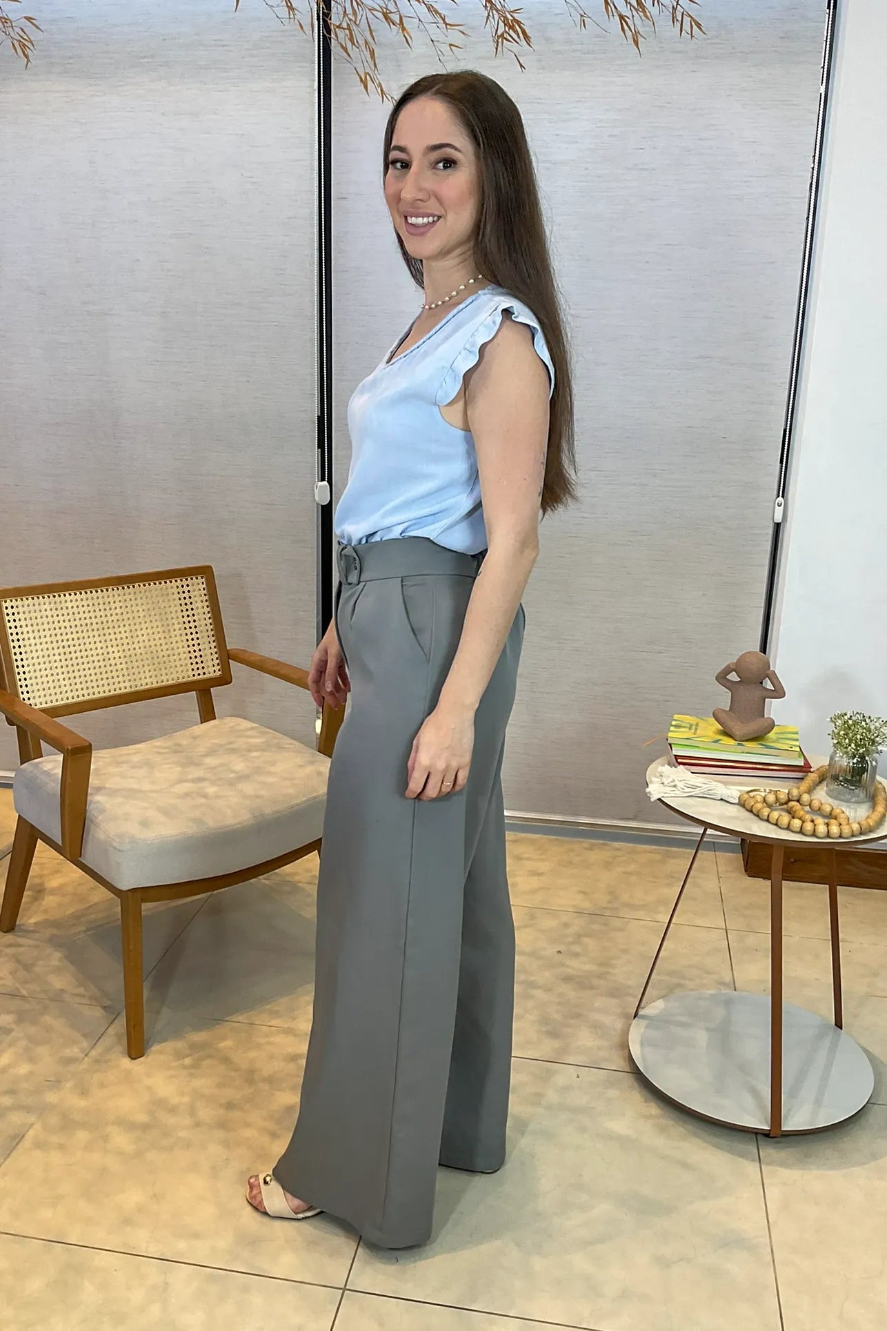 Conjunto: Blusa Detalhe Gola Trançada Em Visco-linho Laura Azul + Calça Pantalona Alfaiataria Mariane Cinza