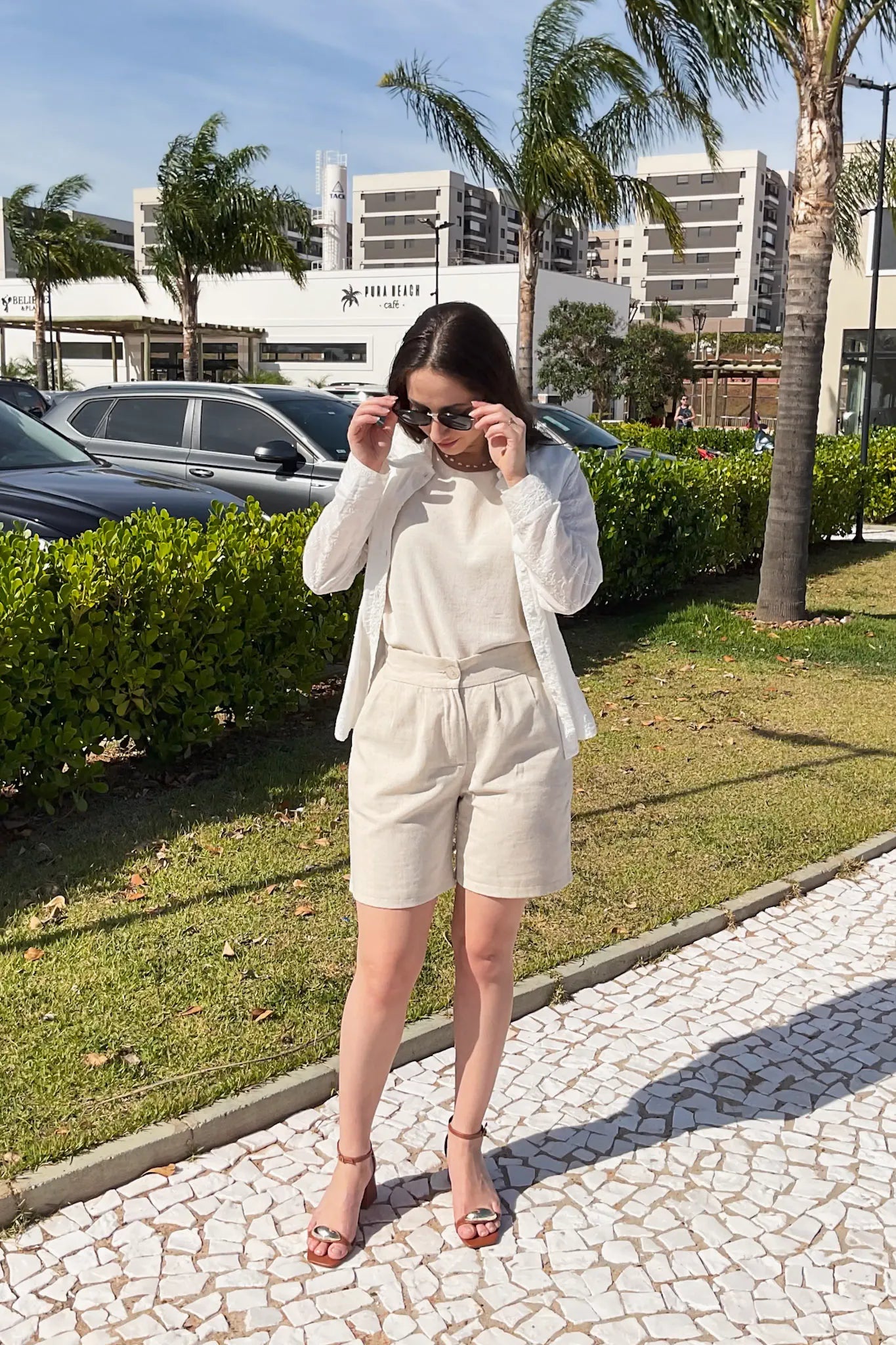 Conjunto: Blusa Regata Detalhe Bordado em Cotton Cloe Creme + Short Em Linho Abigail Bege + Camisa Manga Longa em Laise Dalila Branca