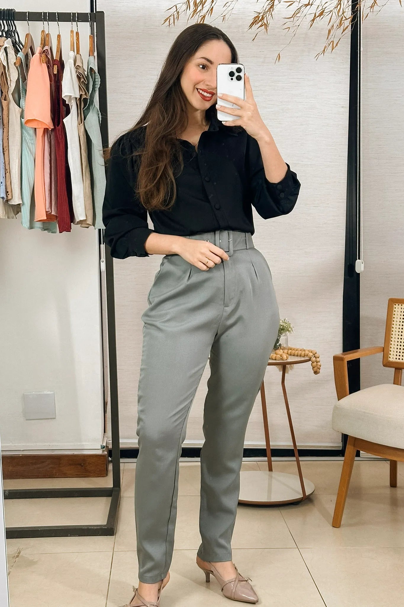 Conjunto: Camisa Manga Longa Lisa Gabriela Preta + Calça Cenoura Cinto Encapado Cinza