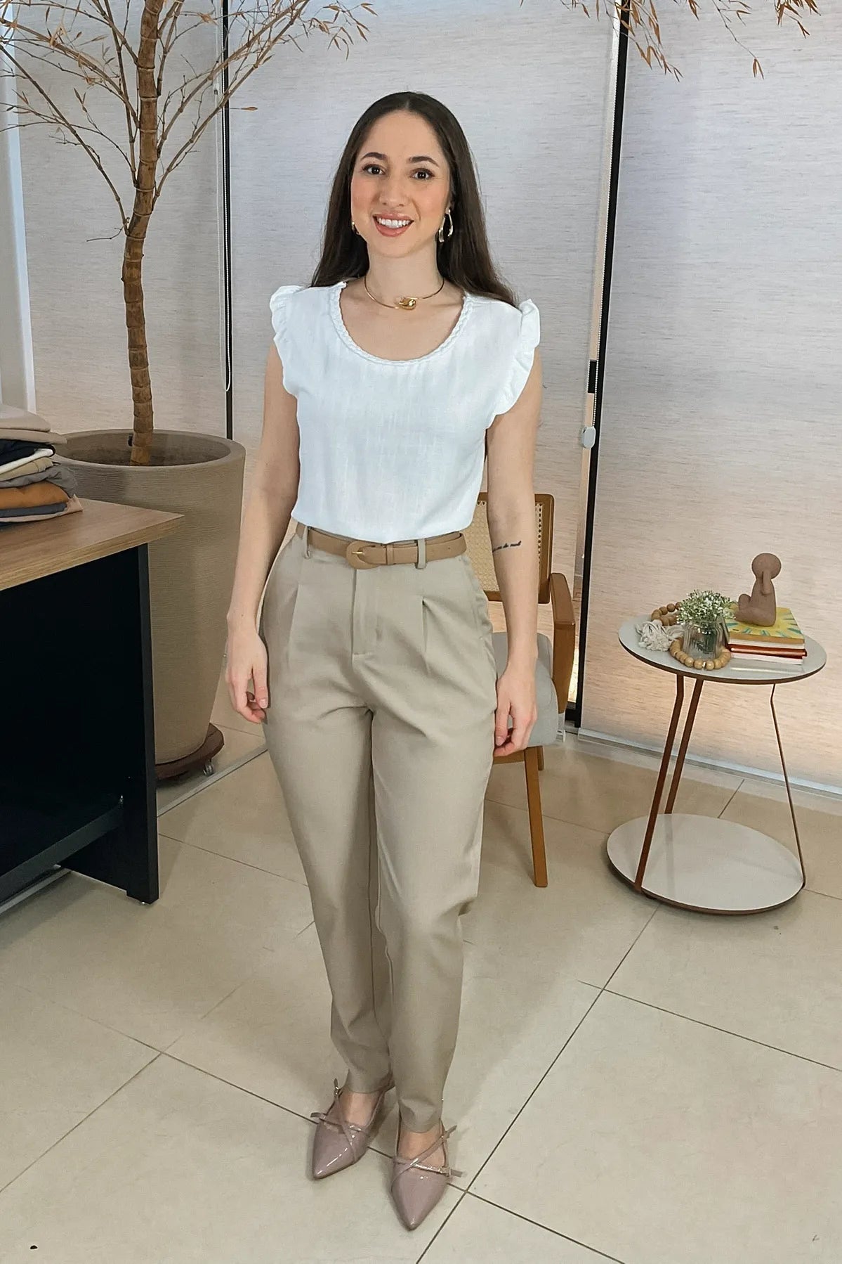 Conjunto: Blusa Detalhe Gola Trançada Em Visco-linho Laura Branca + Calça Corte Reto Alfaiataria Detalhe Pregas Daiane Bege