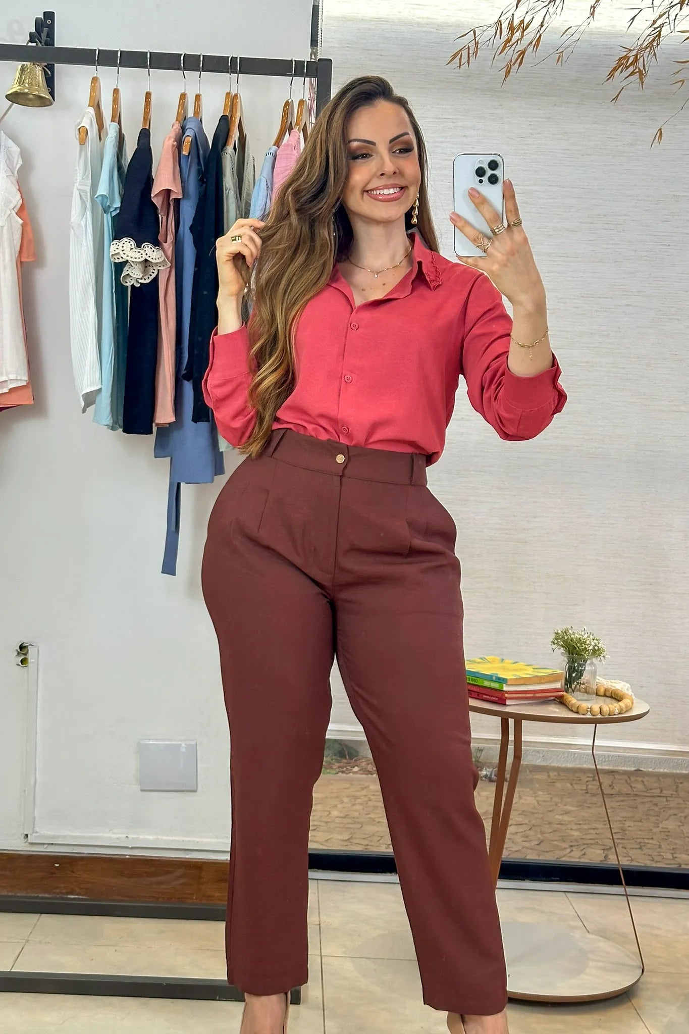 Conjunto: Camisa Manga Longa Detalhe Bordado Gola Clara Coral + Calça Corte Reto Alfaiataria Serena Laísa Marrom