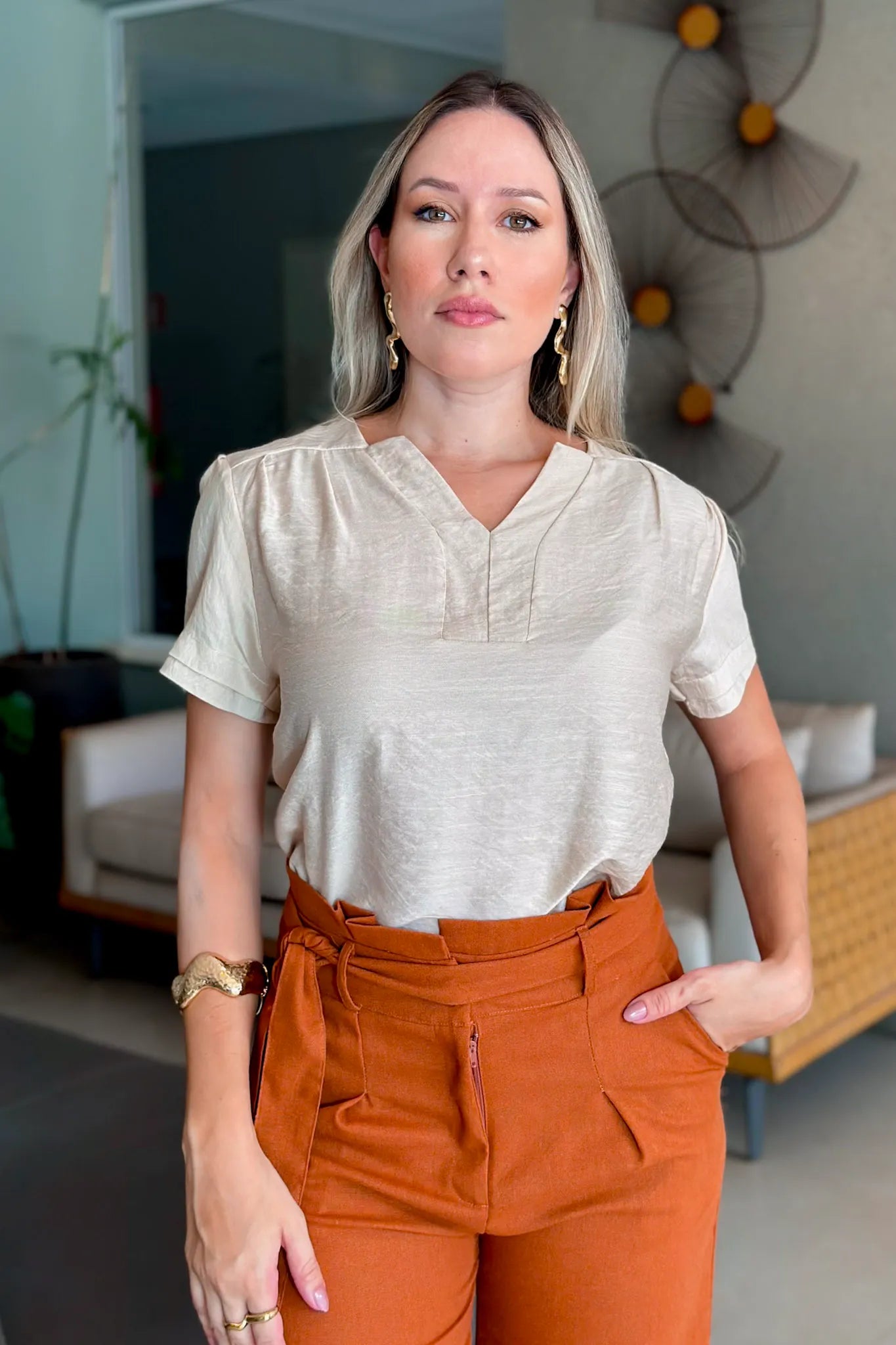 Blusa Manga Curta Decote "V" Graziela Bege