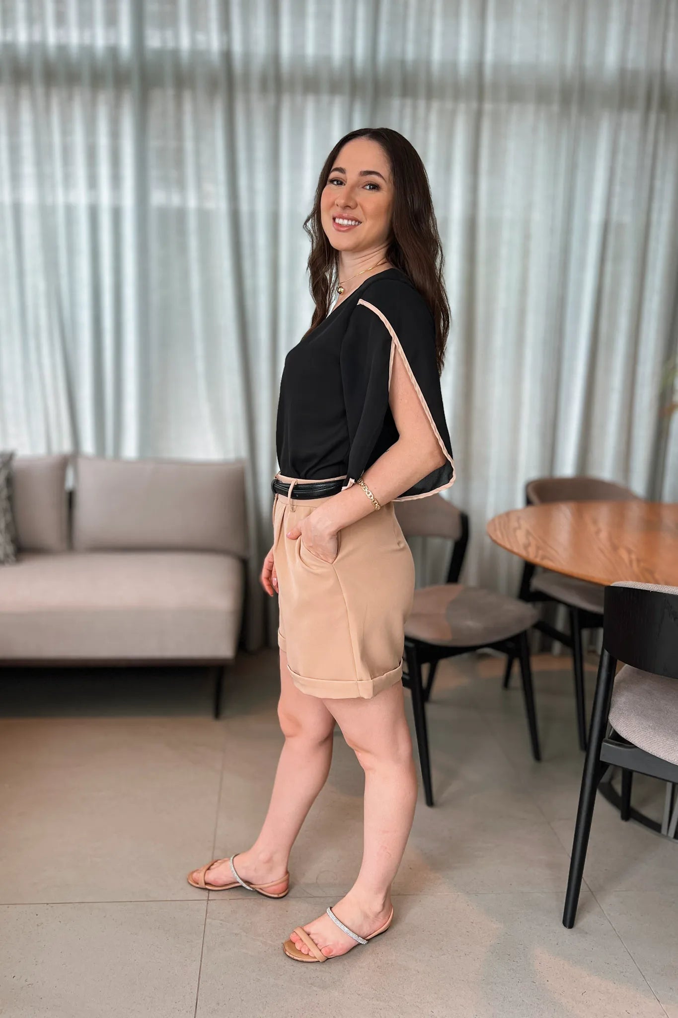 Conjunto: Blusa Lisa Abertura Manga Virgínia Preta + Short Detalhe Barra Monique Bege