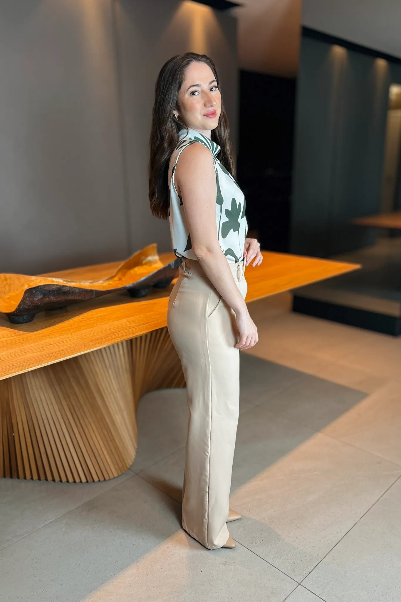 Conjunto: Blusa Regata Gola Alta Aline Estampada Verde + Calça Corte Reto Detalhe Cinto Priscila Bege
