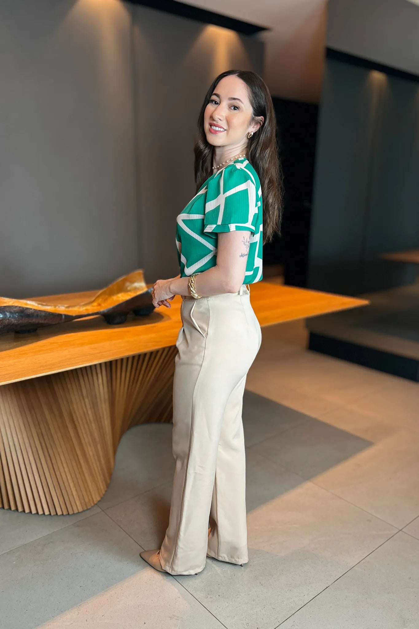 Conjunto: Blusa Manga Curta Decote "V" Paloma Geométrica Verde + Calça Corte Reto Detalhe Cinto Priscila Bege