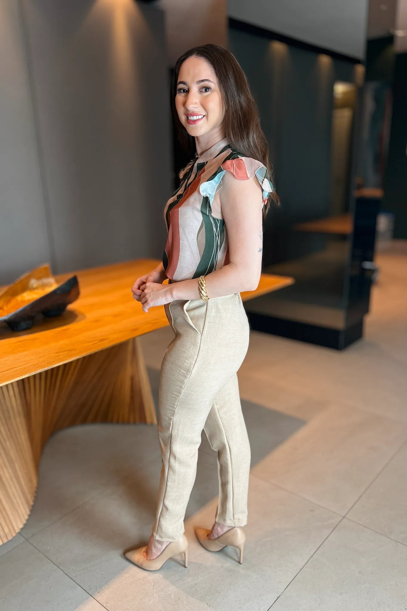 Conjunto: Blusa Decote "V" Babados Manga Taina Estampada Verde + Calça Detalhe Cós Assimétrico Poli-linho Amanda Bege