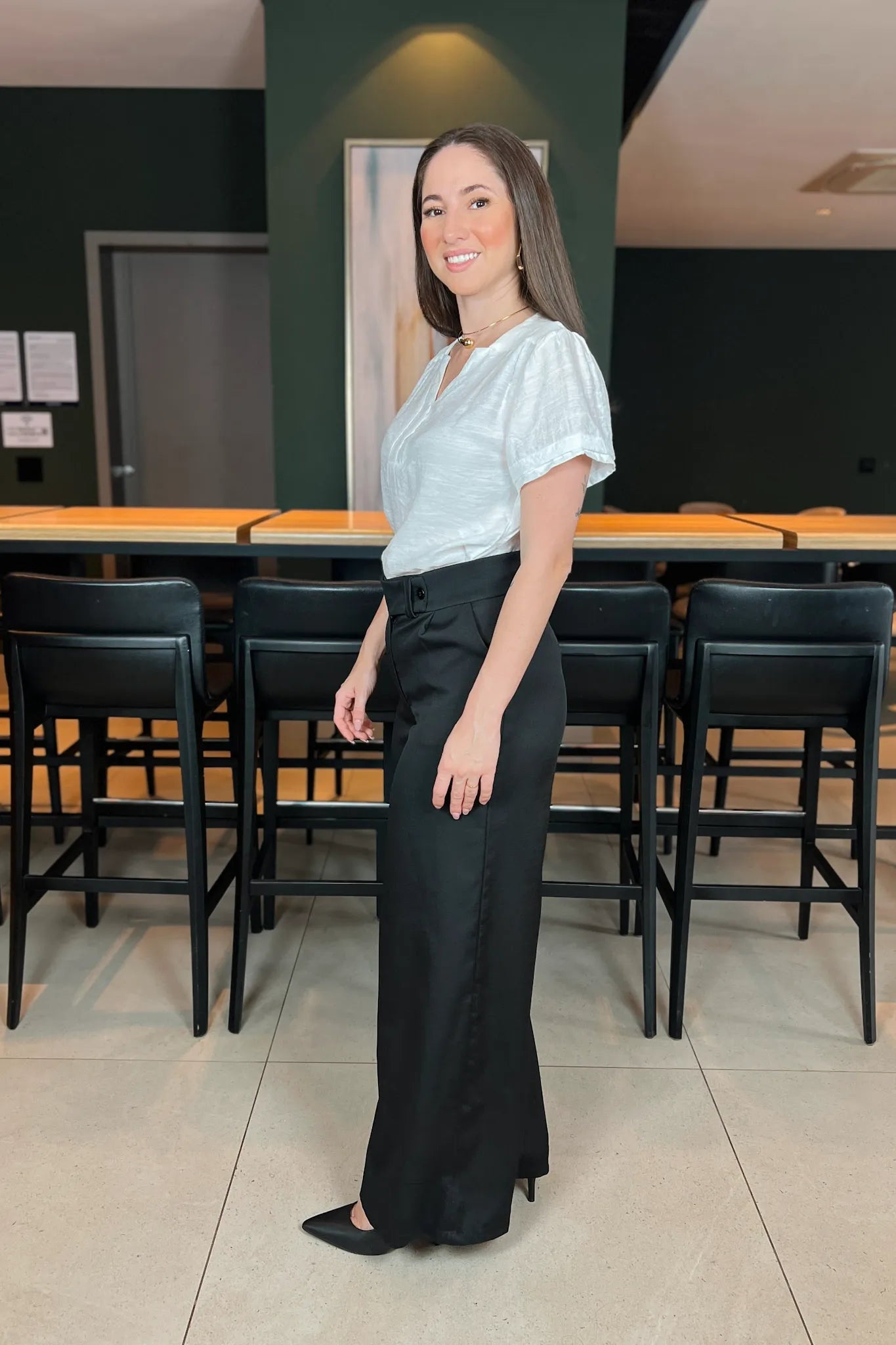 Conjunto: Blusa Manga Curta Decote "V" Graziela Branca + Calça Pantalona Alfaiataria Mariane Preta