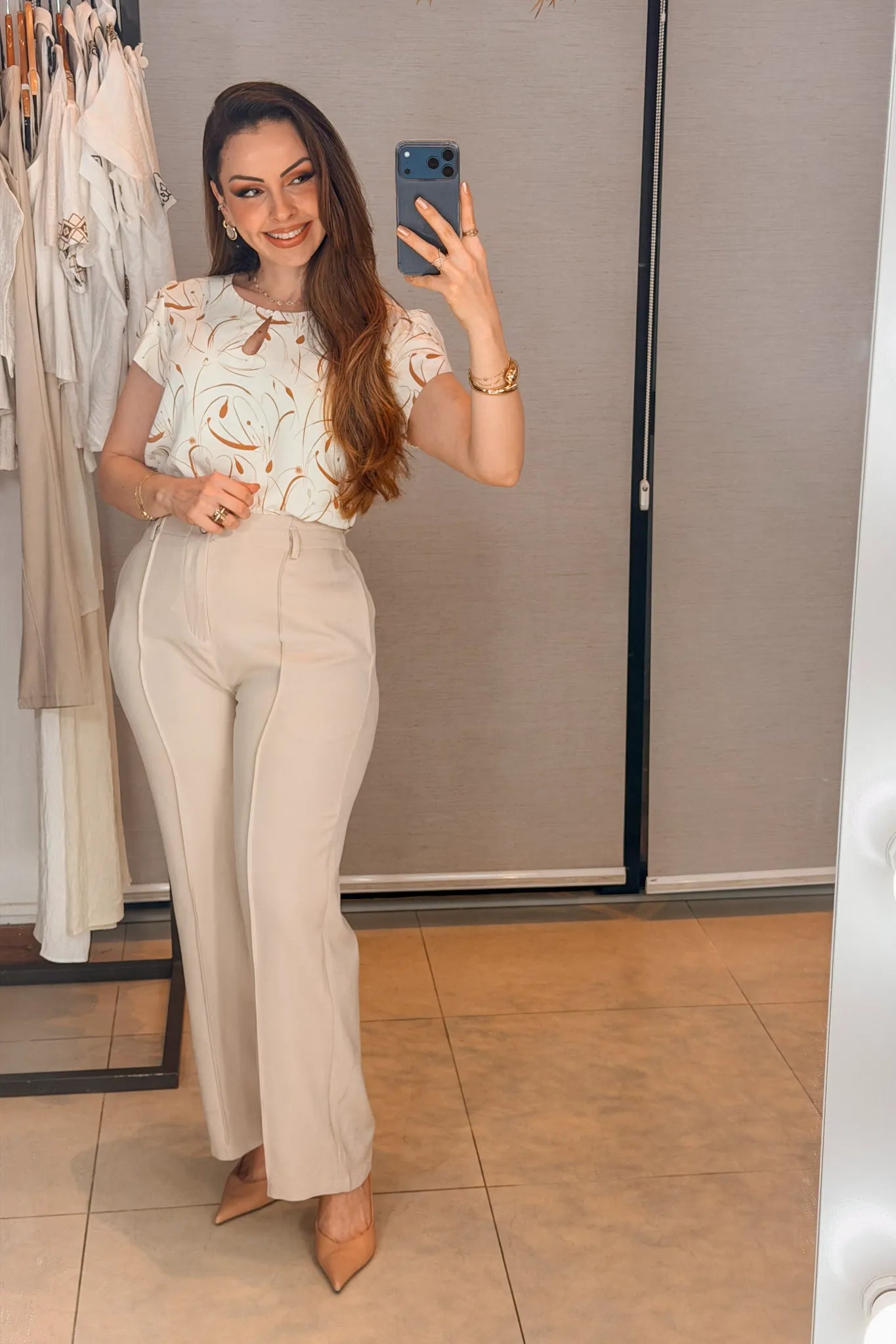 Conjunto: Blusa Manga Curta Transpassada Celina Estampada Marrom + Calça Pantalona Alfaiataria Botão Encapado Margareth Creme