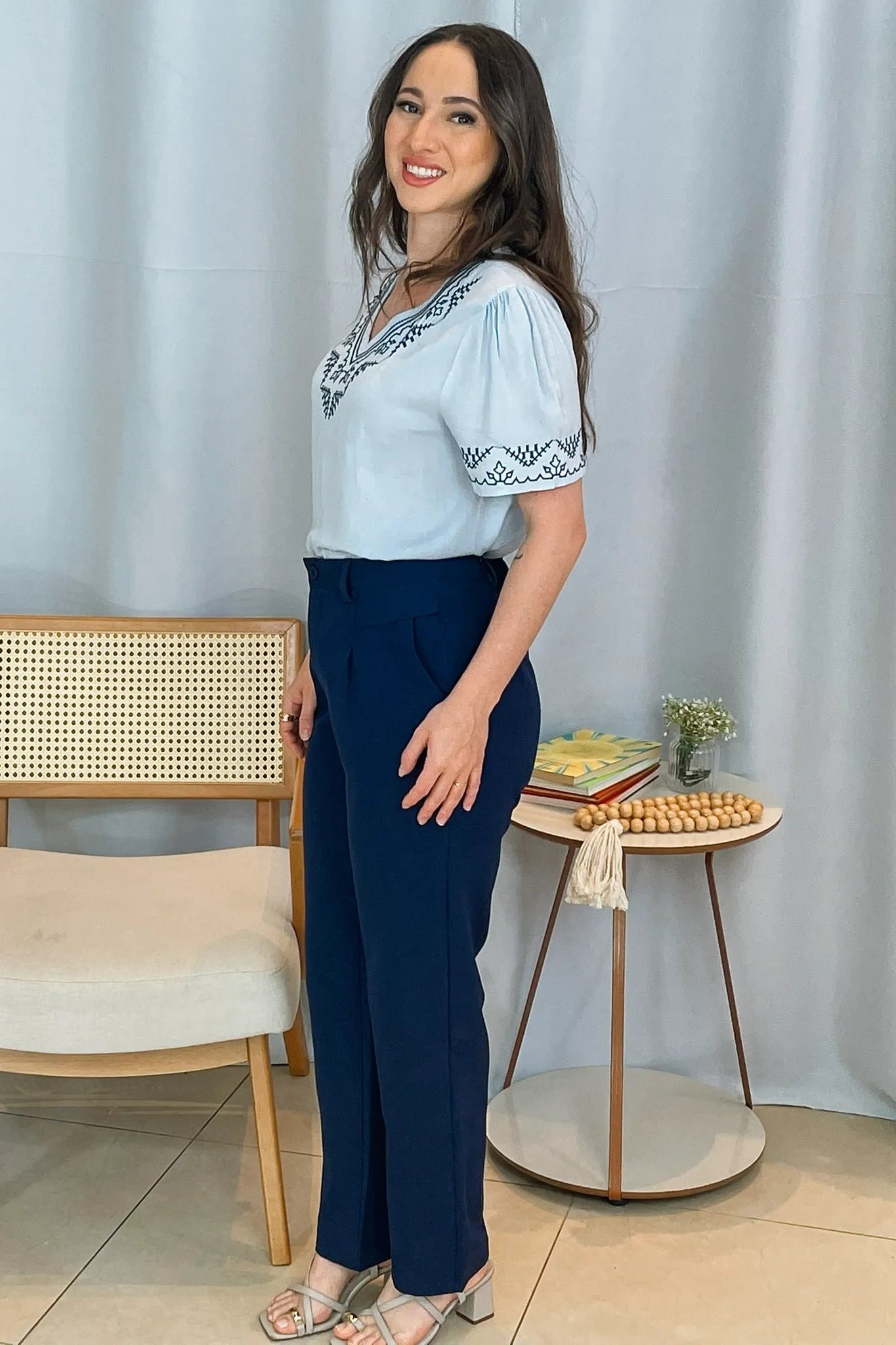 Conjunto: Blusa Manga Curta Detalhe Colo Bordado Visco Linho Jaqueline Azul + Calça Corte Reto Alfaiataria Detalhe Bolso Adriana Esteves Azul Marinho
