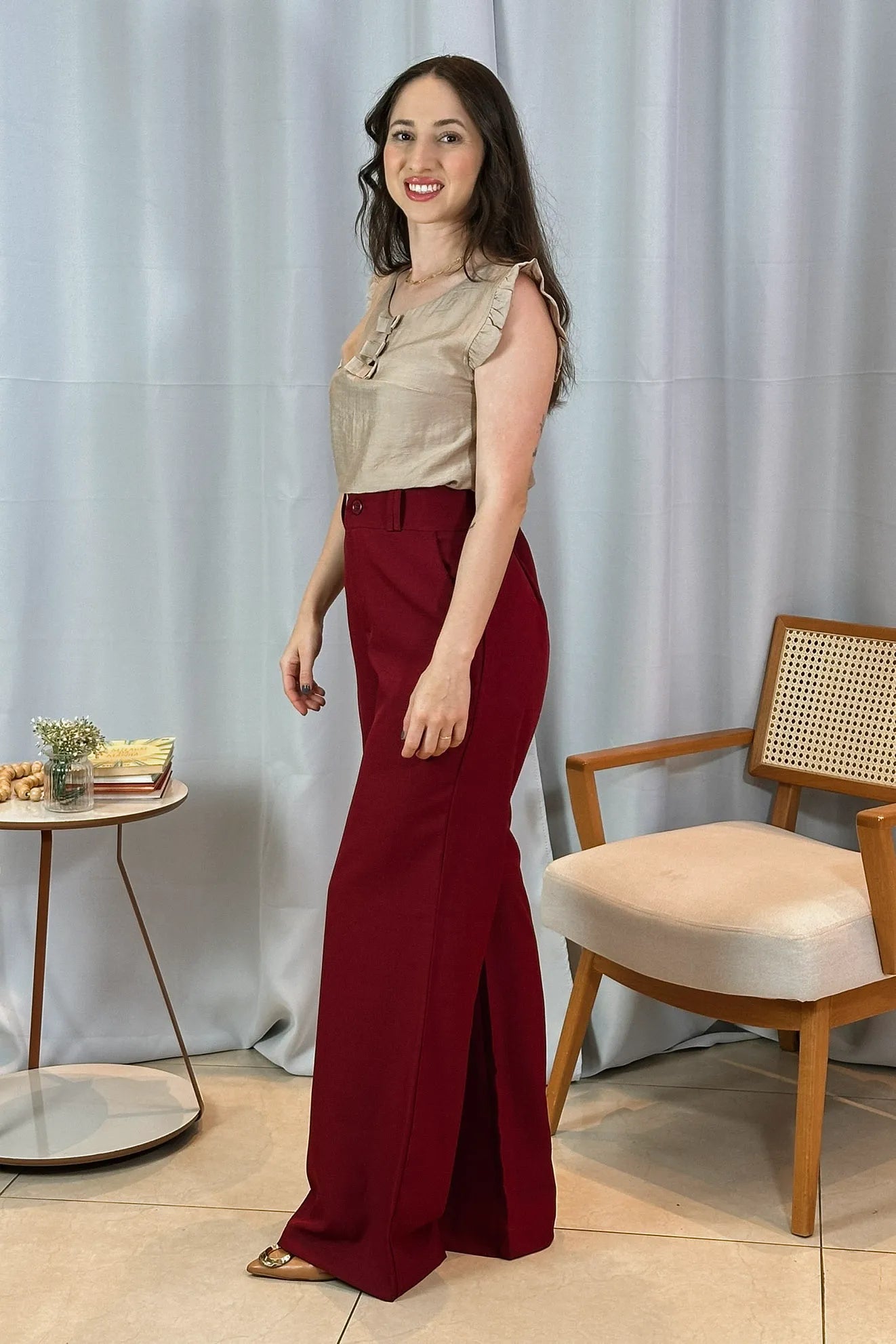 Conjunto: Blusa Regata Detalhe Laços Poli-linho Sandy Lima Bege + Calça Pantalona Alfaiataria Lux Detalhe Passador Grazi Massafera Marsala