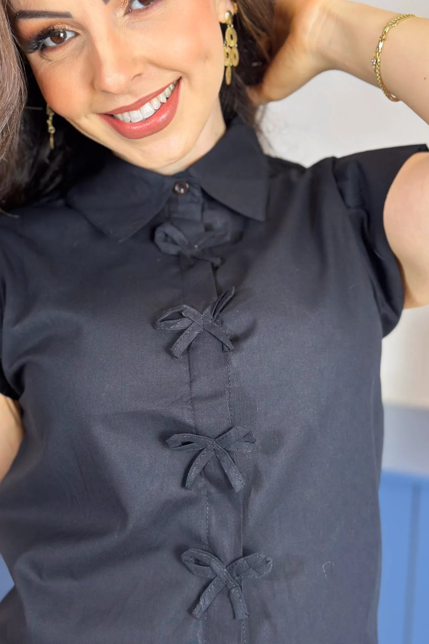 Camisa Manga Curta Detalhe Laço Thamires Preta