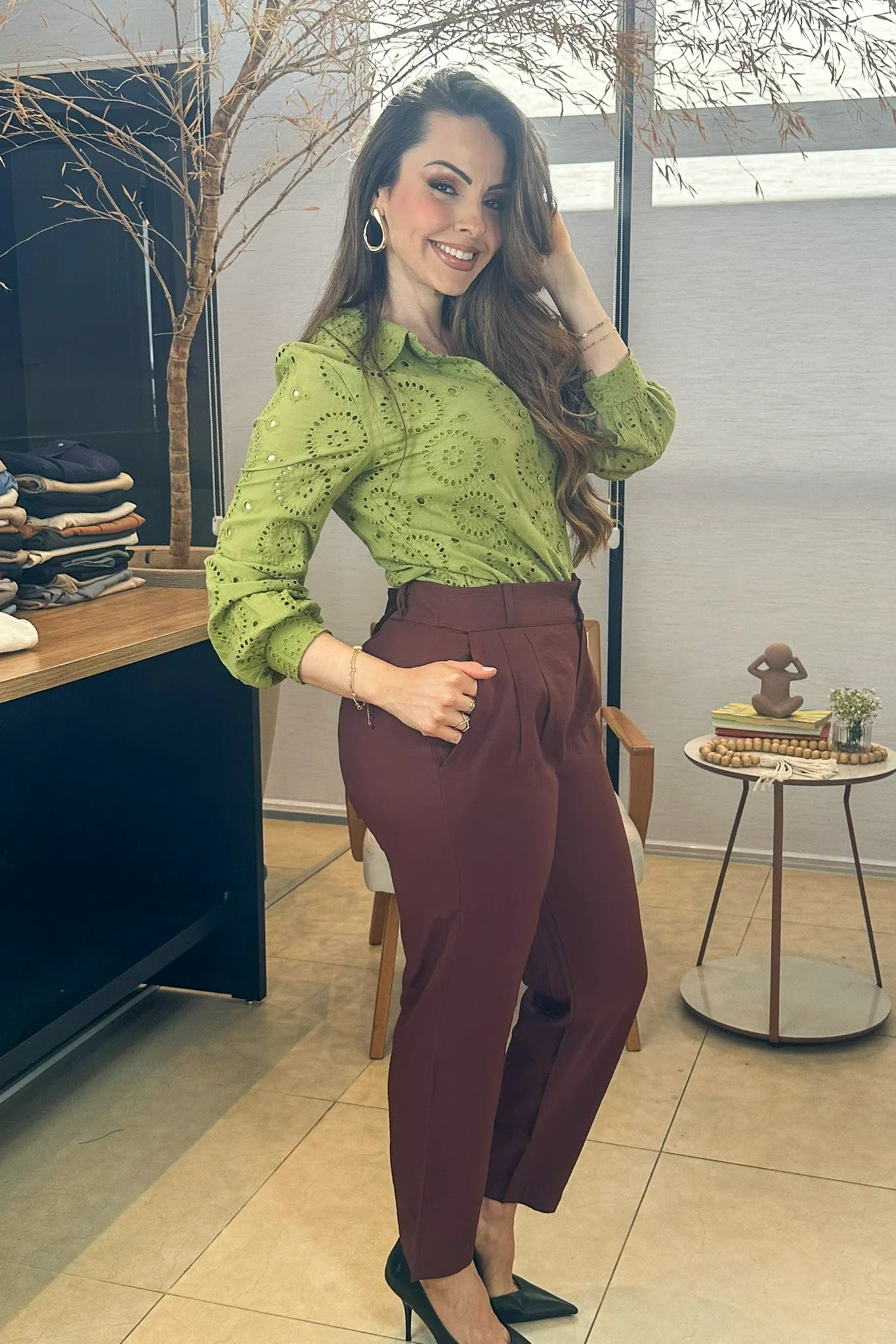 Conjunto: Camisa Manga Longa Em Laise Maia Verde Militar + Calça Corte Reto Alfaiataria Serena Laísa Marsala