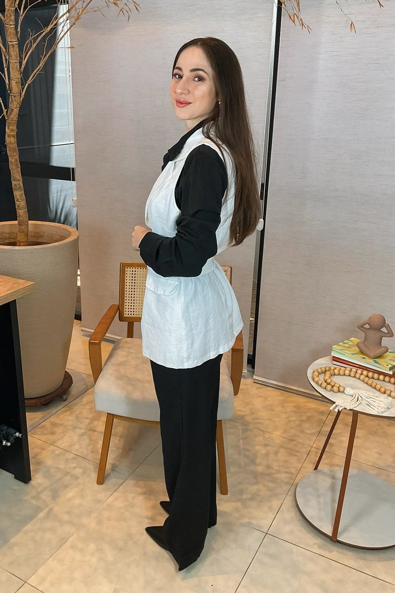 Conjunto: Camisa Manga Longa Detalhe Bordado Gola Clara Preta + Calça Pantalona Alfaiataria Lavínia Preta + Colete Em Alfaiataria Camile Branco