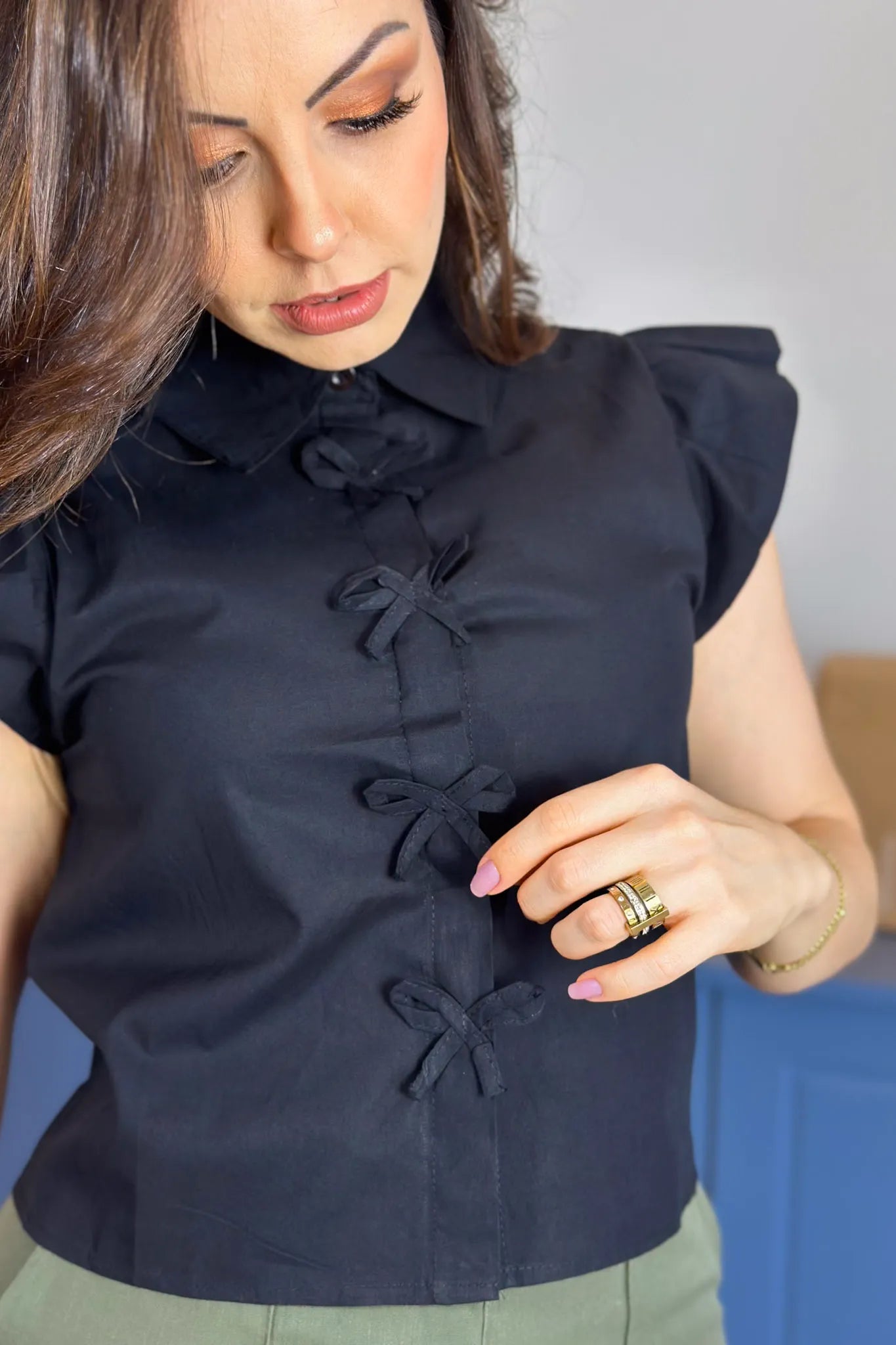Camisa Manga Curta Detalhe Laço Thamires Preta
