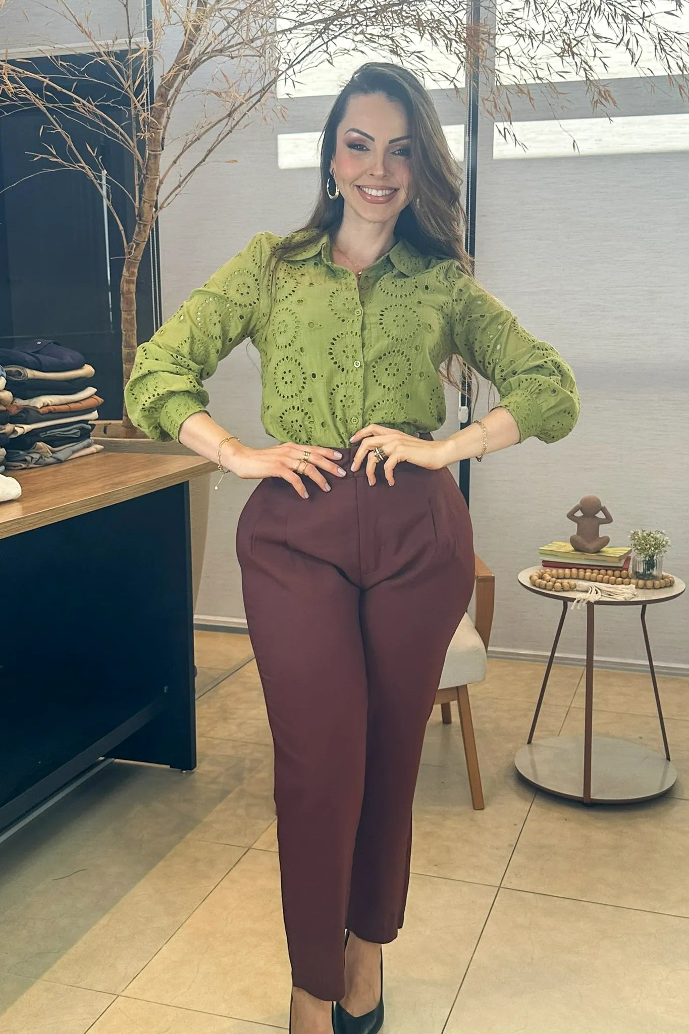 Conjunto: Camisa Manga Longa Em Laise Maia Verde Militar + Calça Corte Reto Alfaiataria Serena Laísa Marsala