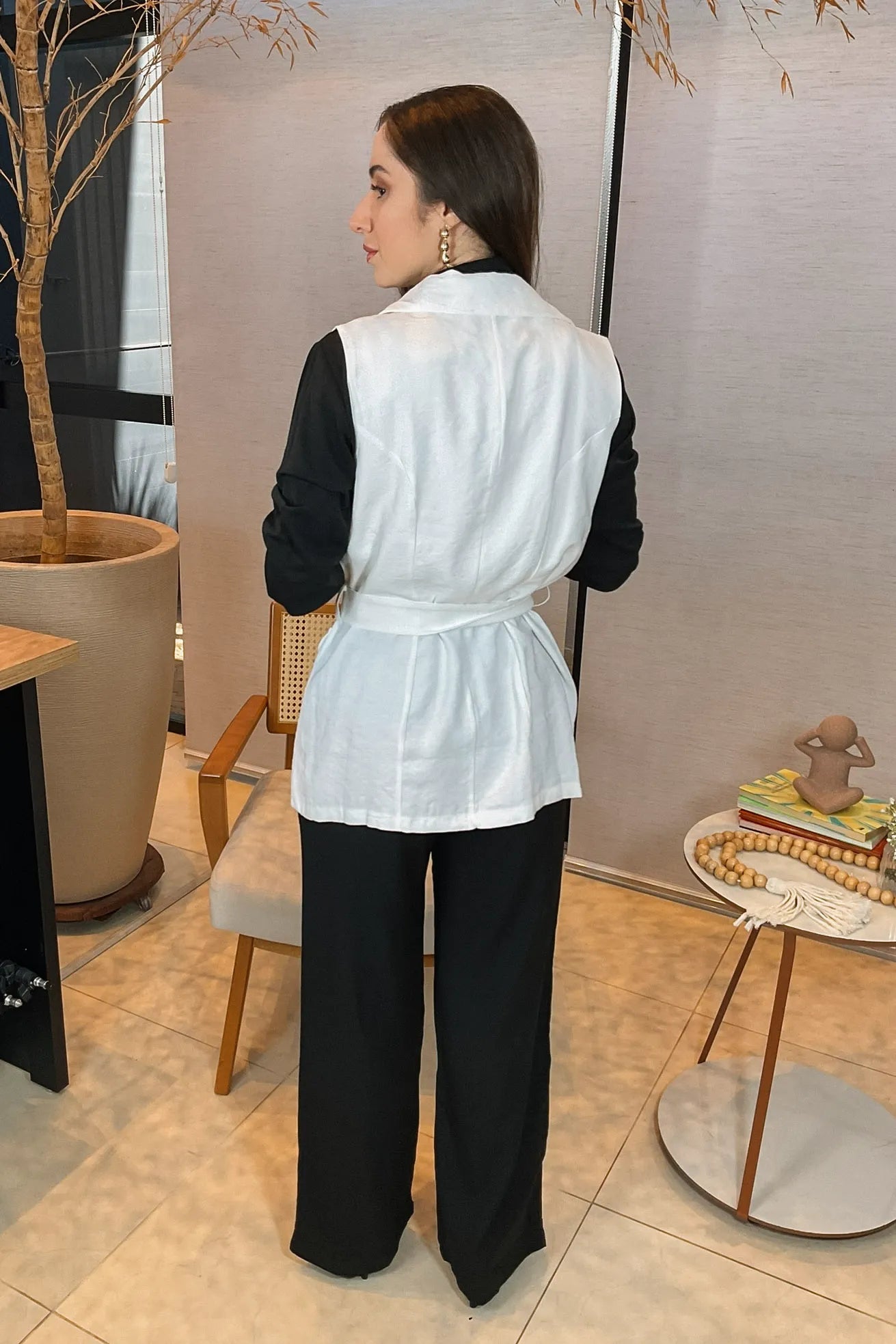 Conjunto: Camisa Manga Longa Detalhe Bordado Gola Clara Preta + Calça Pantalona Alfaiataria Lavínia Preta + Colete Em Alfaiataria Camile Branco
