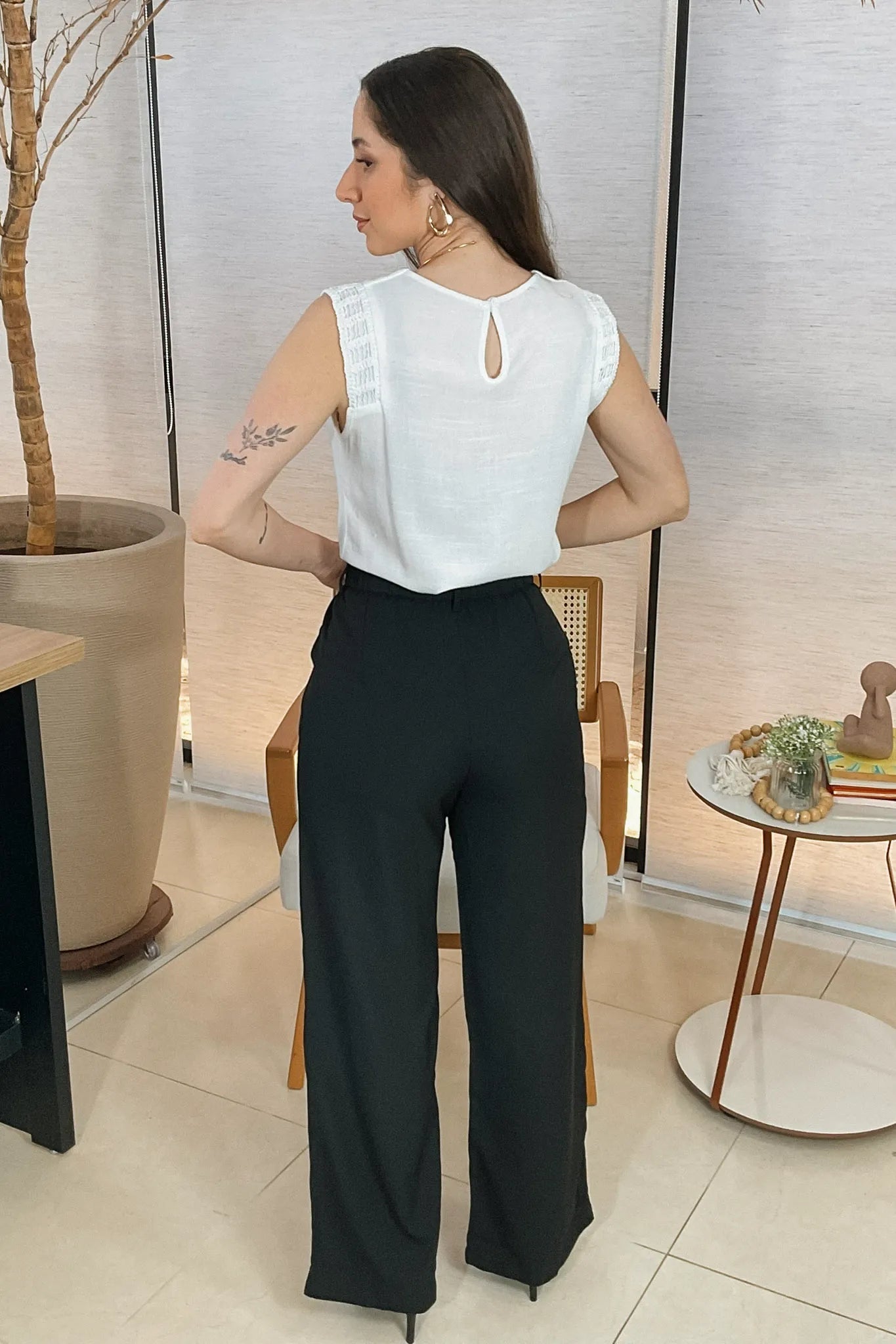 Conjunto: Blusa Regata Detalhe Bordado em Cotton Cloe Branca + Calça Pantalona Alfaiataria Lavínia Preta