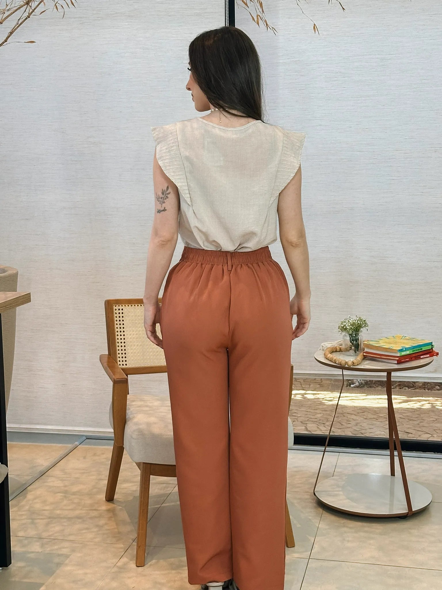 Conjunto: Blusa Regata Detalhe Babado Maísa Visco Essenza Bege + Calça Pantalona Crepe Milano Detalhe Botão Encapado Elena Terracota
