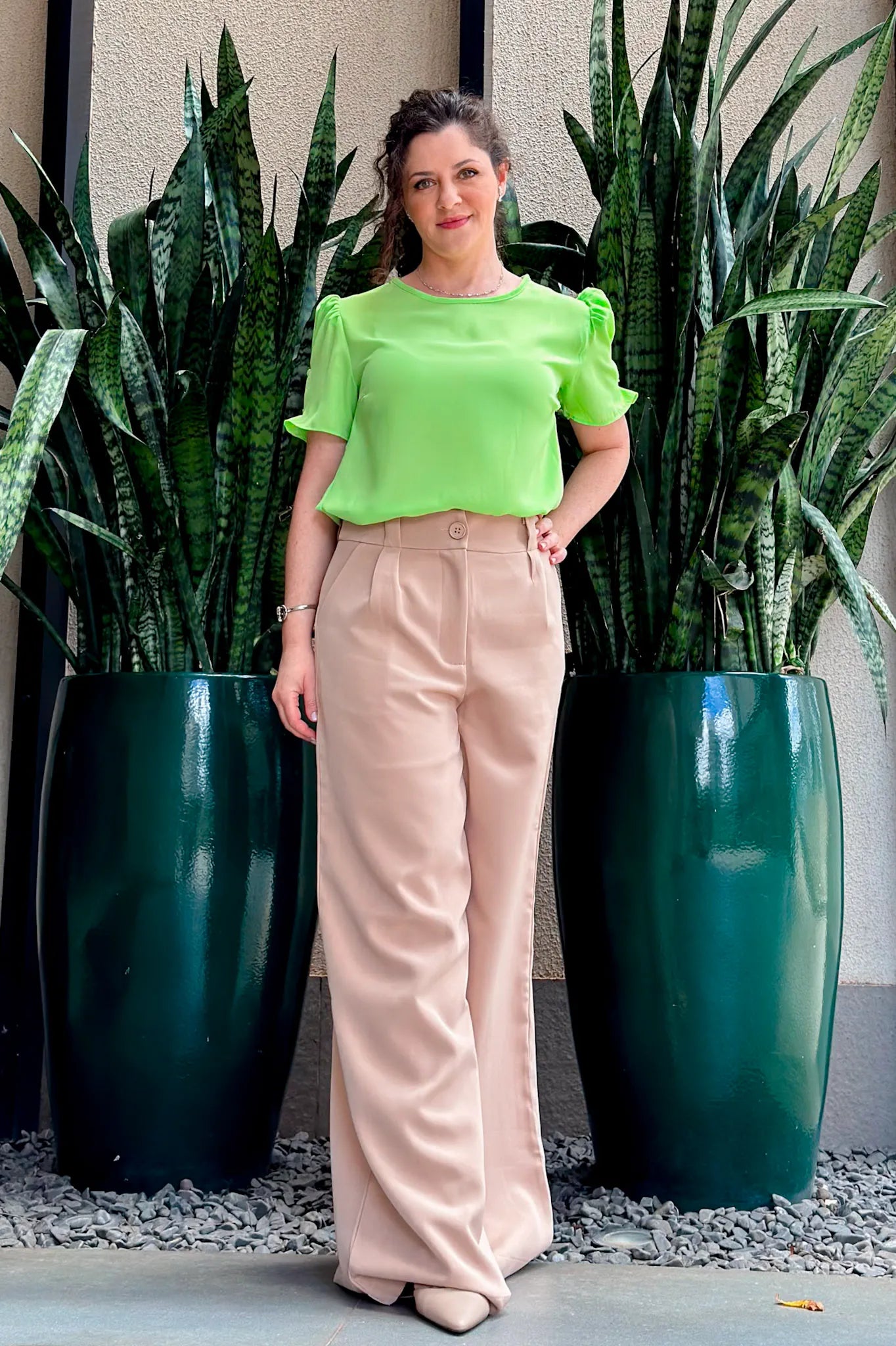 Conjunto: Blusa Manga Curta Detalhe Botões Karen Verde Claro + Calça Pantalona Detalhe Passador Marina Bege