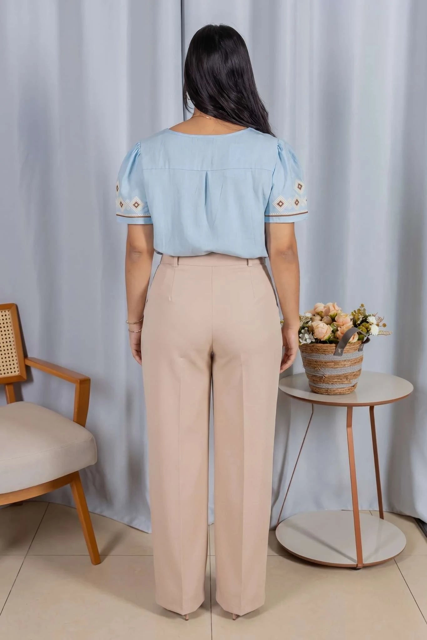Calça Pantalona em Alfaiataria com Cinto Encapado Cinthia Creme