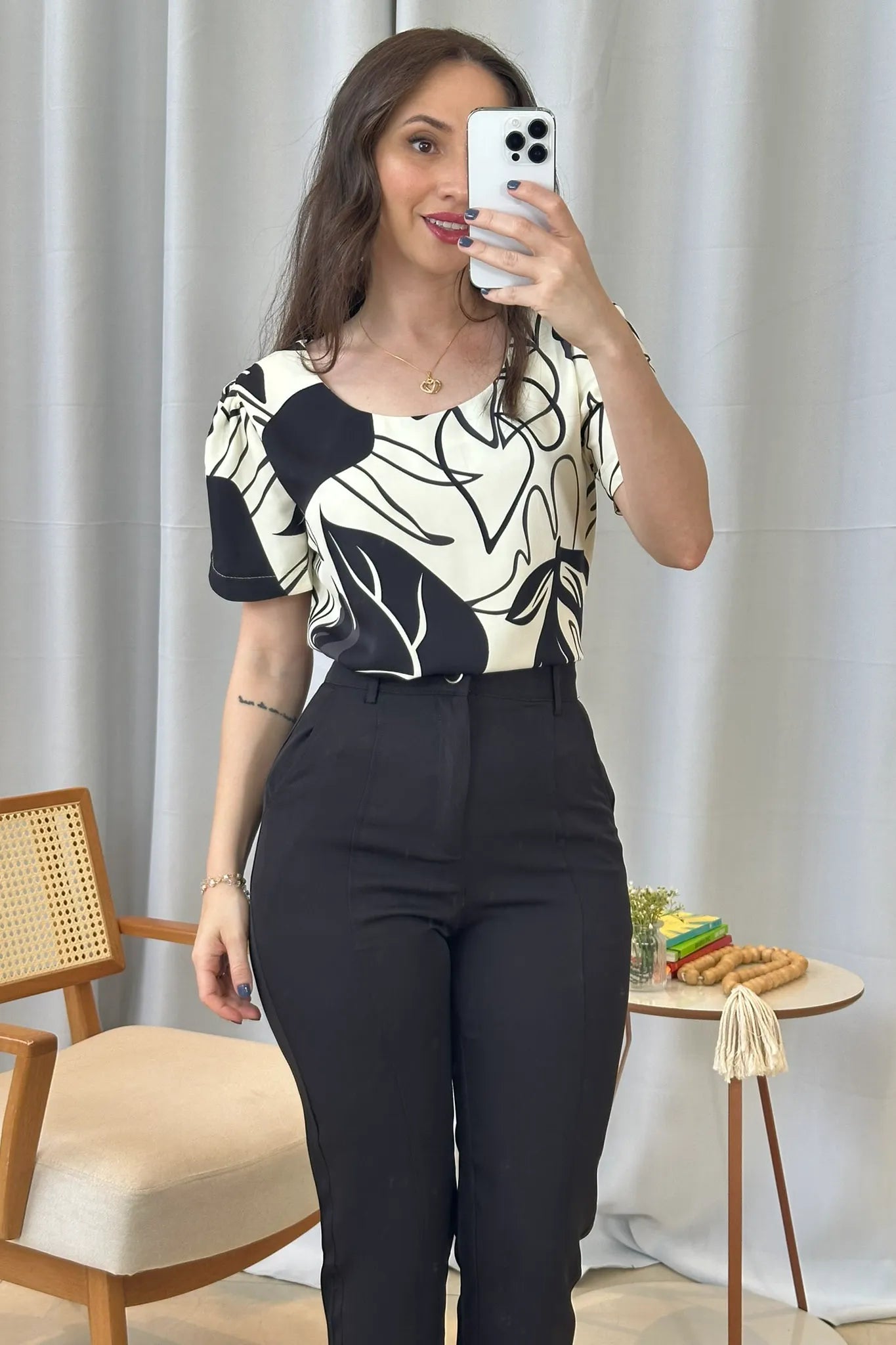 Conjunto: Blusa Manga Detalhe Botão Crepe Classic Suelen Estampada Preta + Calça Corte Reto Detalhe Friso Crepe Milano Eliana Bezerra Preta