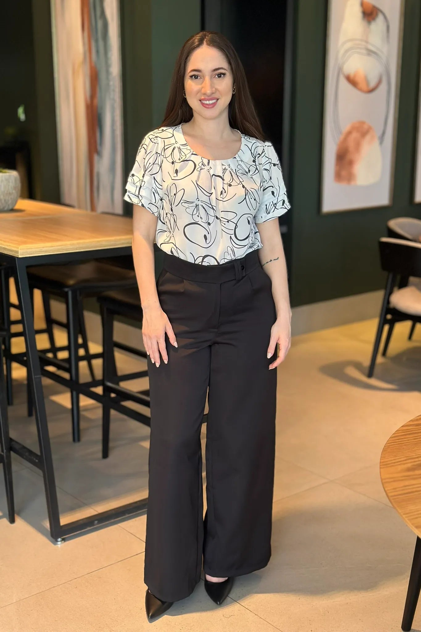 Conjunto: Blusa Manga Curta Camadas Olívia Estampada Branca Calça Pantalona Alfaiataria Mariane Preta