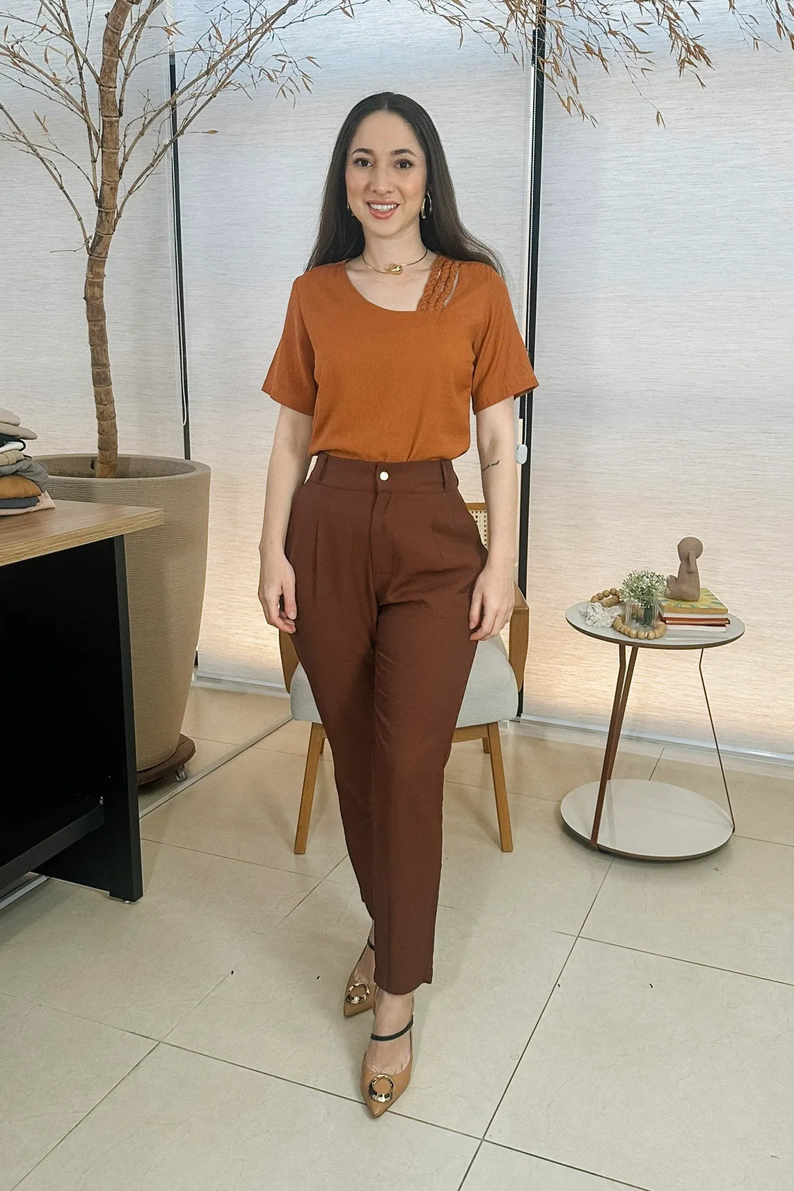Conjunto: Blusa Manga Curta Visco Soft Decote Assimétrico Trançado Lara Terracota + Calça Corte Reto Alfaiataria Serena Laísa Marrom