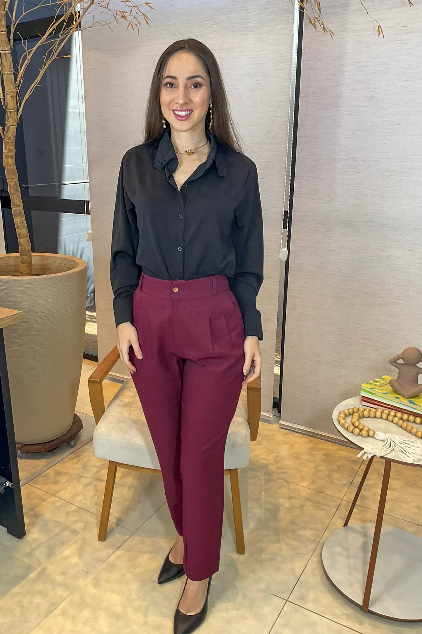Conjunto: Camisa Manga Longa Detalhe Bordado Gola Clara Preta + Calça Corte Reto Alfaiataria Serena Laísa Marsala