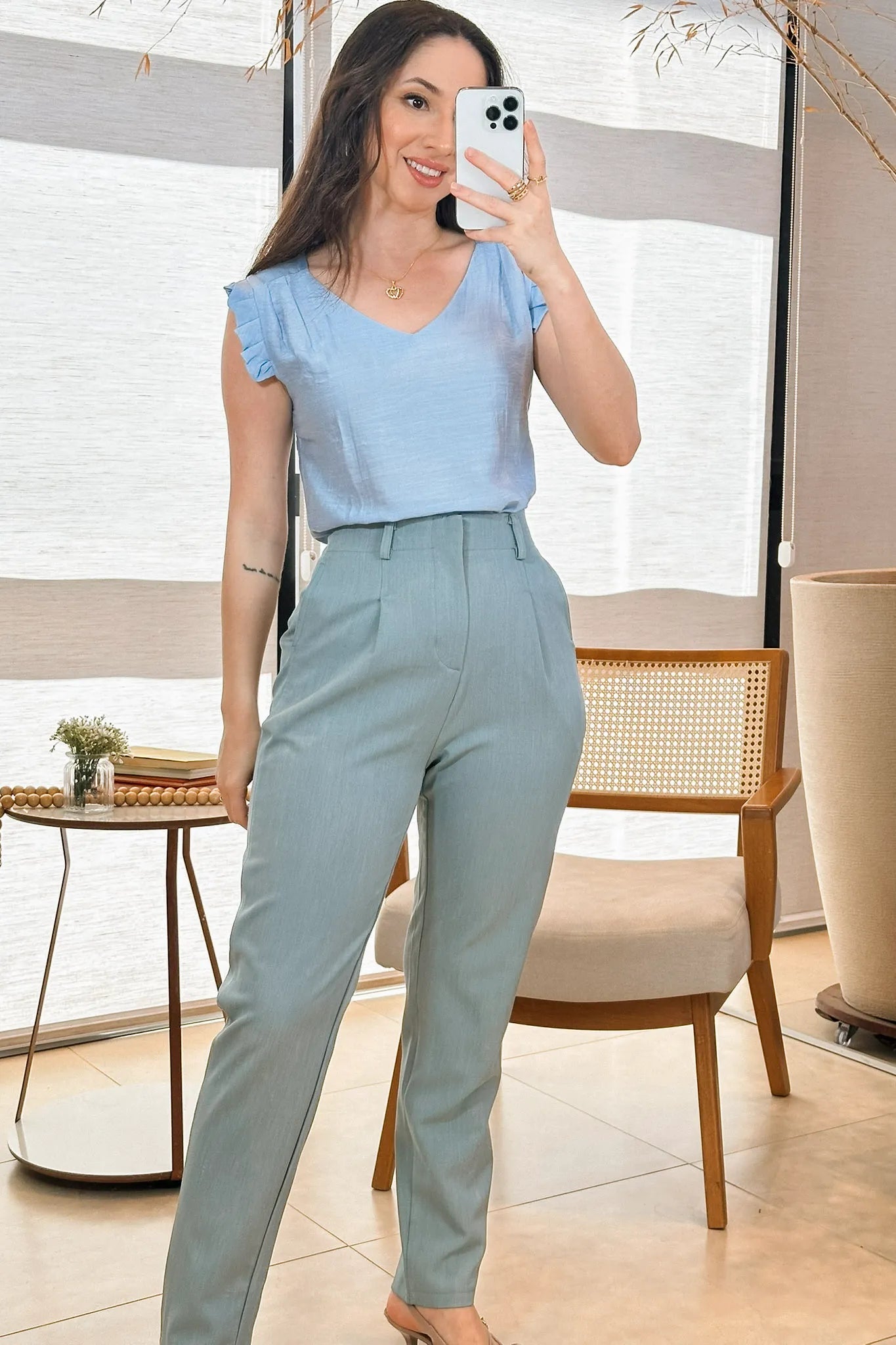 Conjunto: Blusa Regata Babados Decote "V" Em Viscolisse Joice Azul + Calça Corte Reto Alfaiataria Detalhe Pregas Daiane Azul Claro