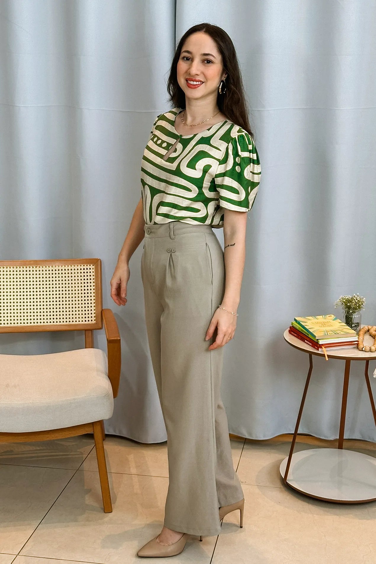 Conjunto: Blusa Manga Curta Detalhe Decote Visco Brise Mel Estampada Verde + Calça Pantalona Detalhe Botões Crepe Alfaiataria Larissa Verde