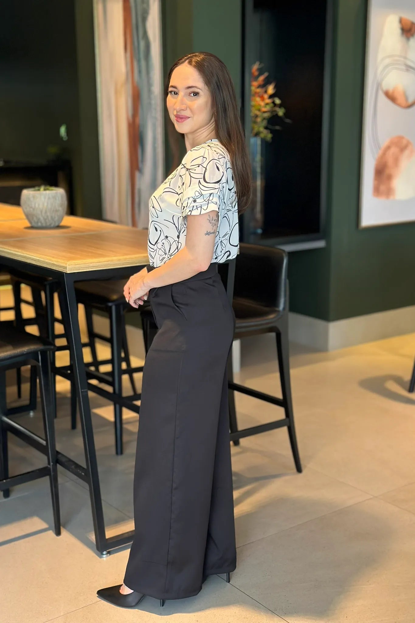 Conjunto: Blusa Manga Curta Camadas Olívia Estampada Branca + Calça Pantalona Alfaiataria Mariane Preta