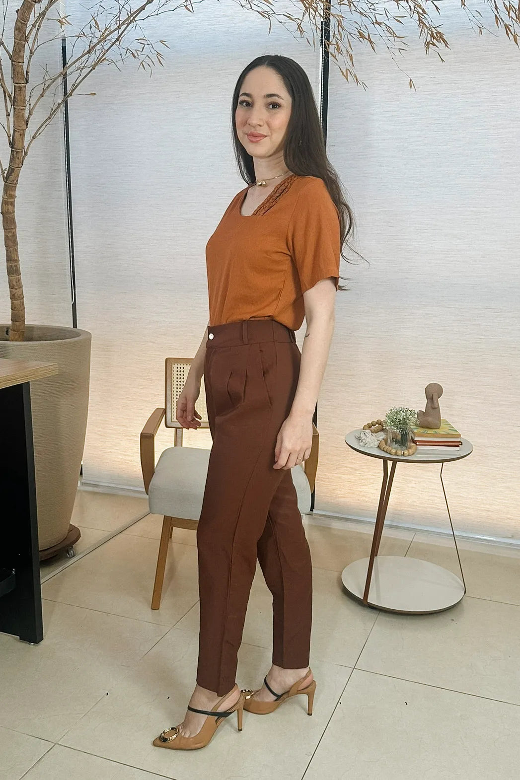 Conjunto: Blusa Manga Curta Visco Soft Decote Assimétrico Trançado Lara Terracota + Calça Corte Reto Alfaiataria Serena Laísa Marrom