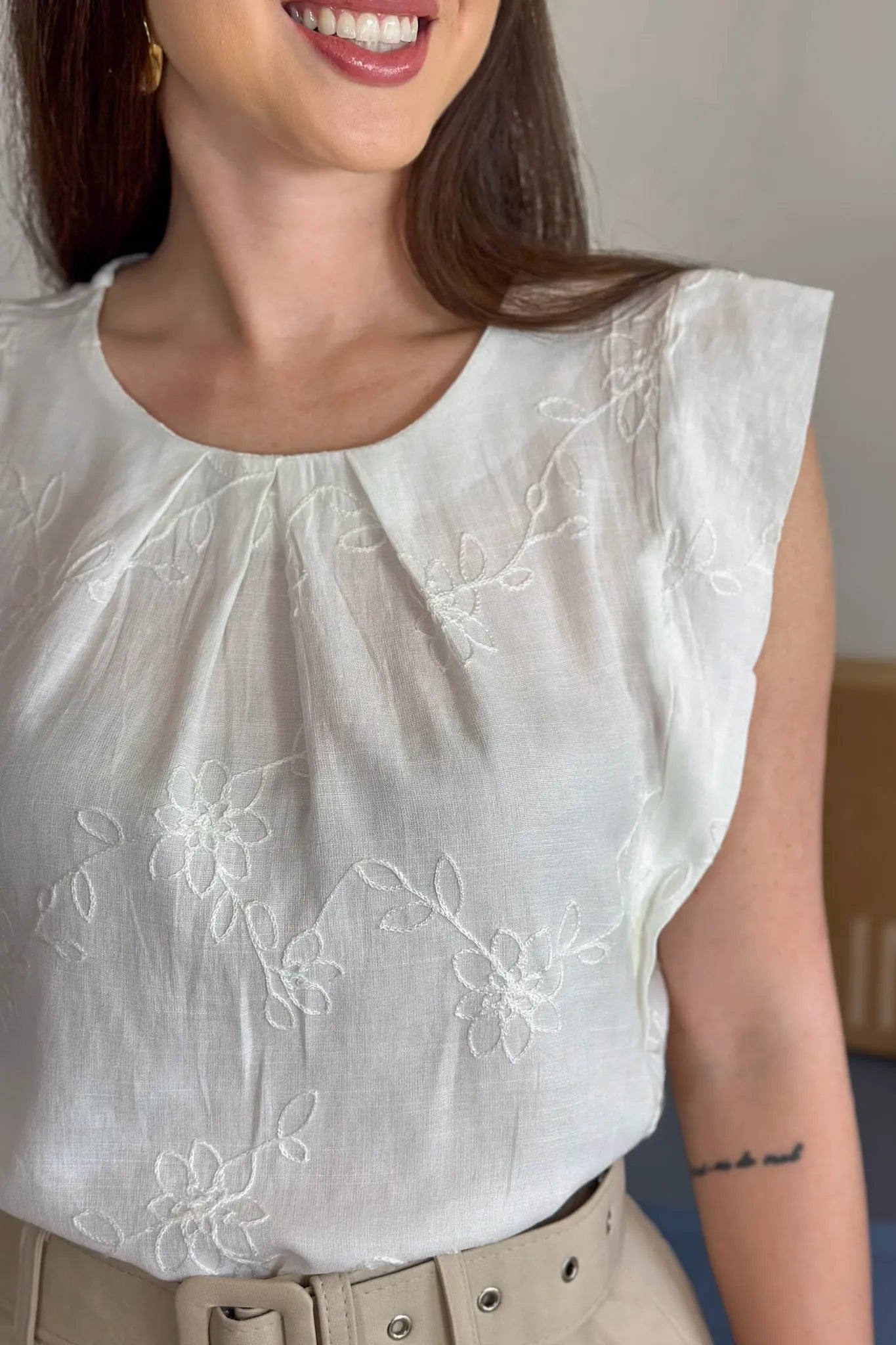 Blusa Regata Visco Delicata Detalhe Bordado Leonor Branca
