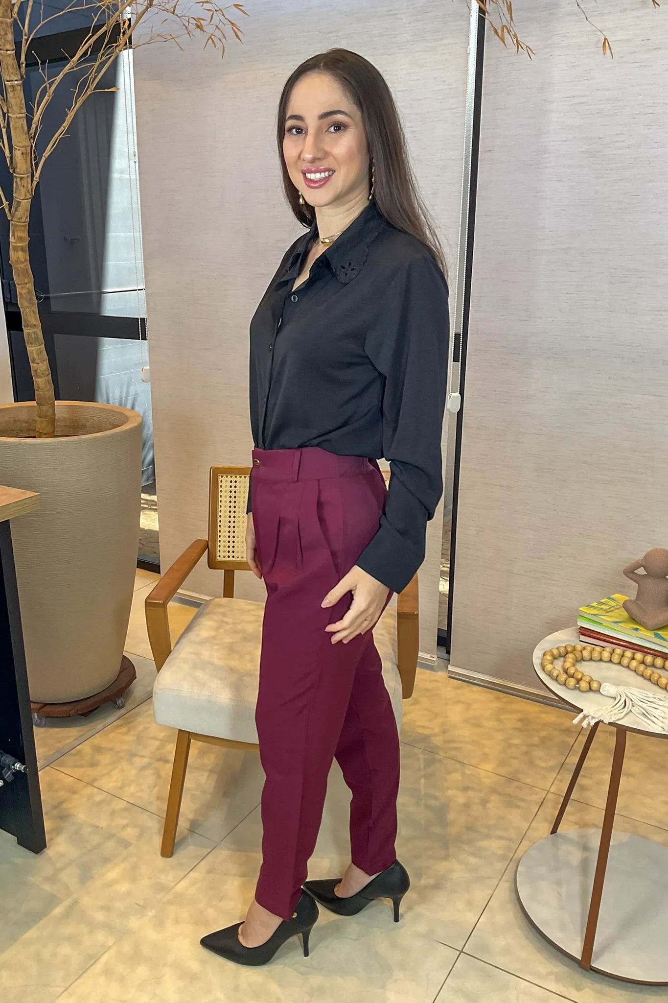 Conjunto: Camisa Manga Longa Detalhe Bordado Gola Clara Preta + Calça Corte Reto Alfaiataria Serena Laísa Marsala