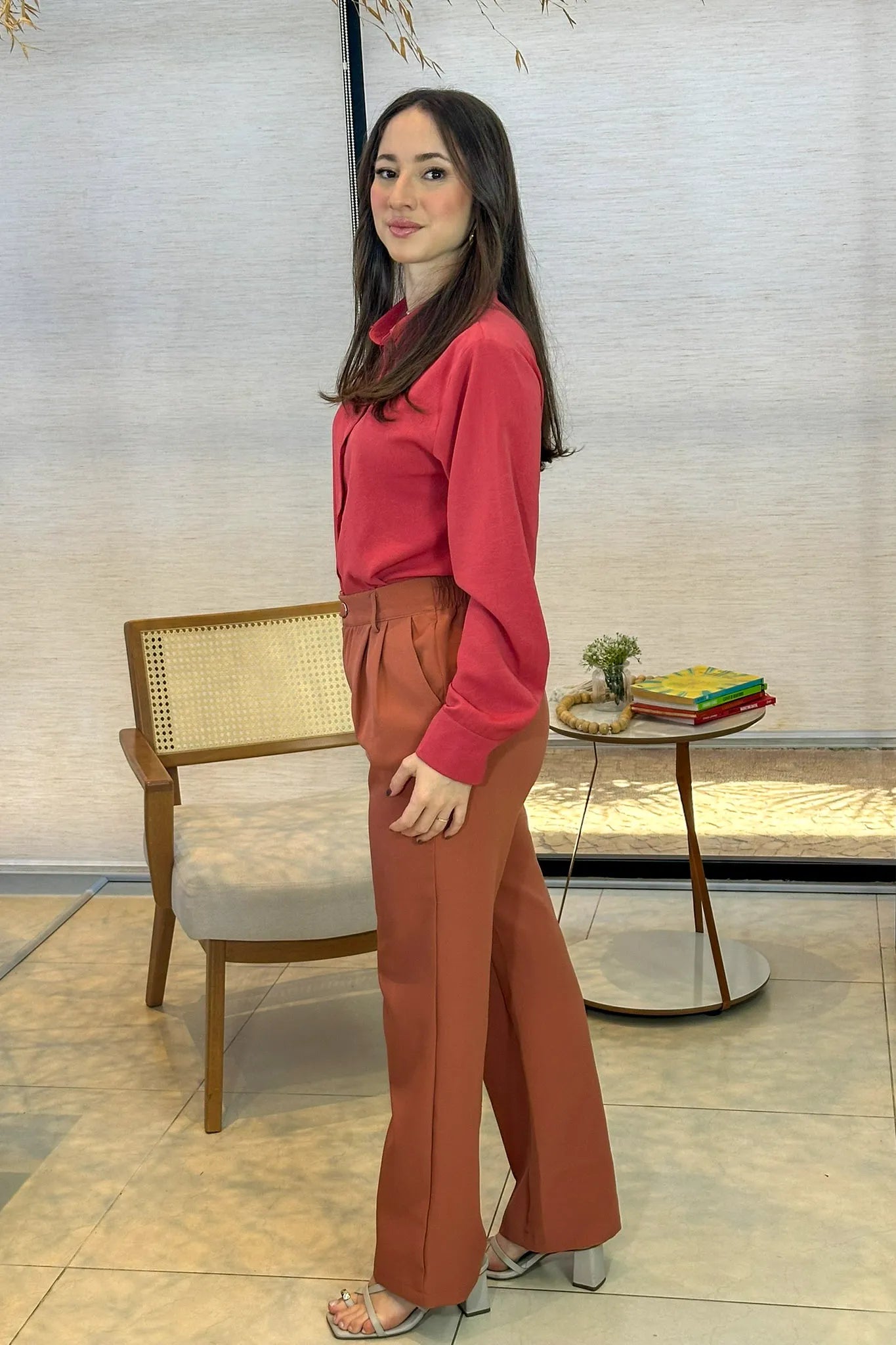 Conjunto: Camisa Manga Longa Detalhe Bordado Gola Clara Coral + Calça Pantalona Crepe Milano Detalhe Botão Encapado Elena Terracota