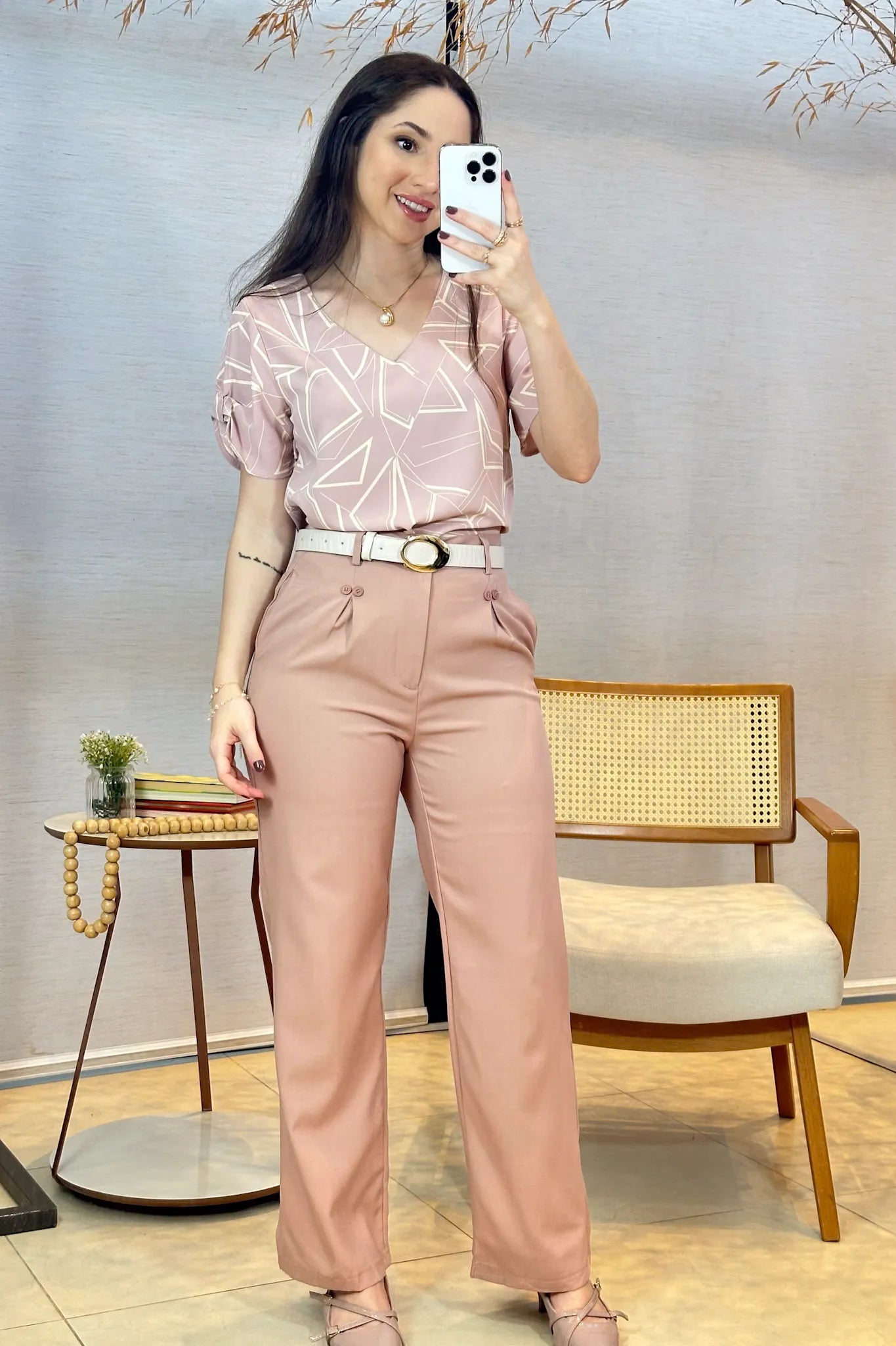 Conjunto: Blusa Manga Curta Decote "V" Crepe Classic Margot Estampada Rosa + Calça Pantalona Detalhe Botões Crepe Alfaiataria Larissa Rose