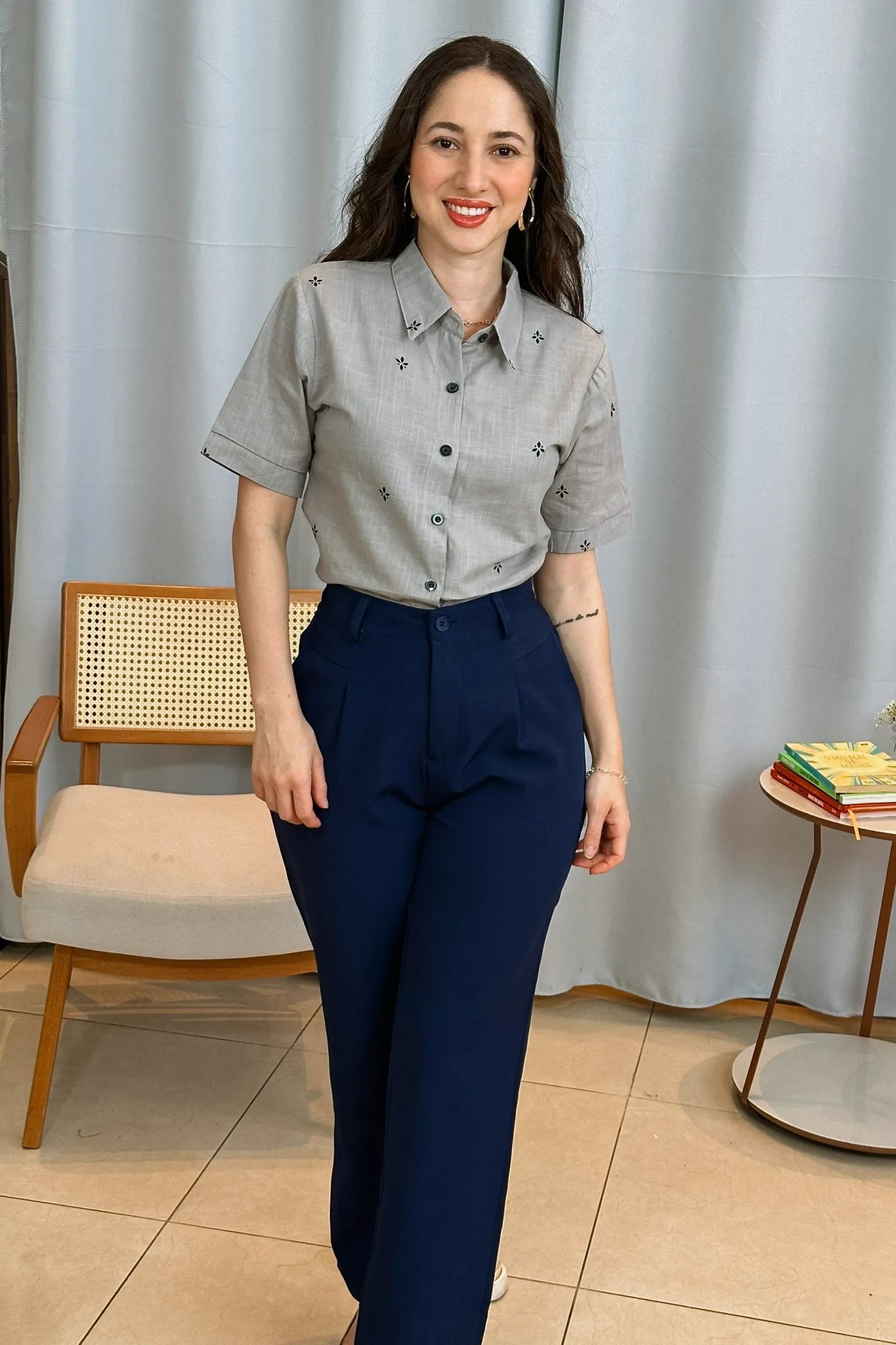 Conjunto: Camisa Manga Curta Bordada Poli Visco Bruna Cinza + Calça Corte Reto Alfaiataria Detalhe Bolso Adriana Esteves Azul Marinho