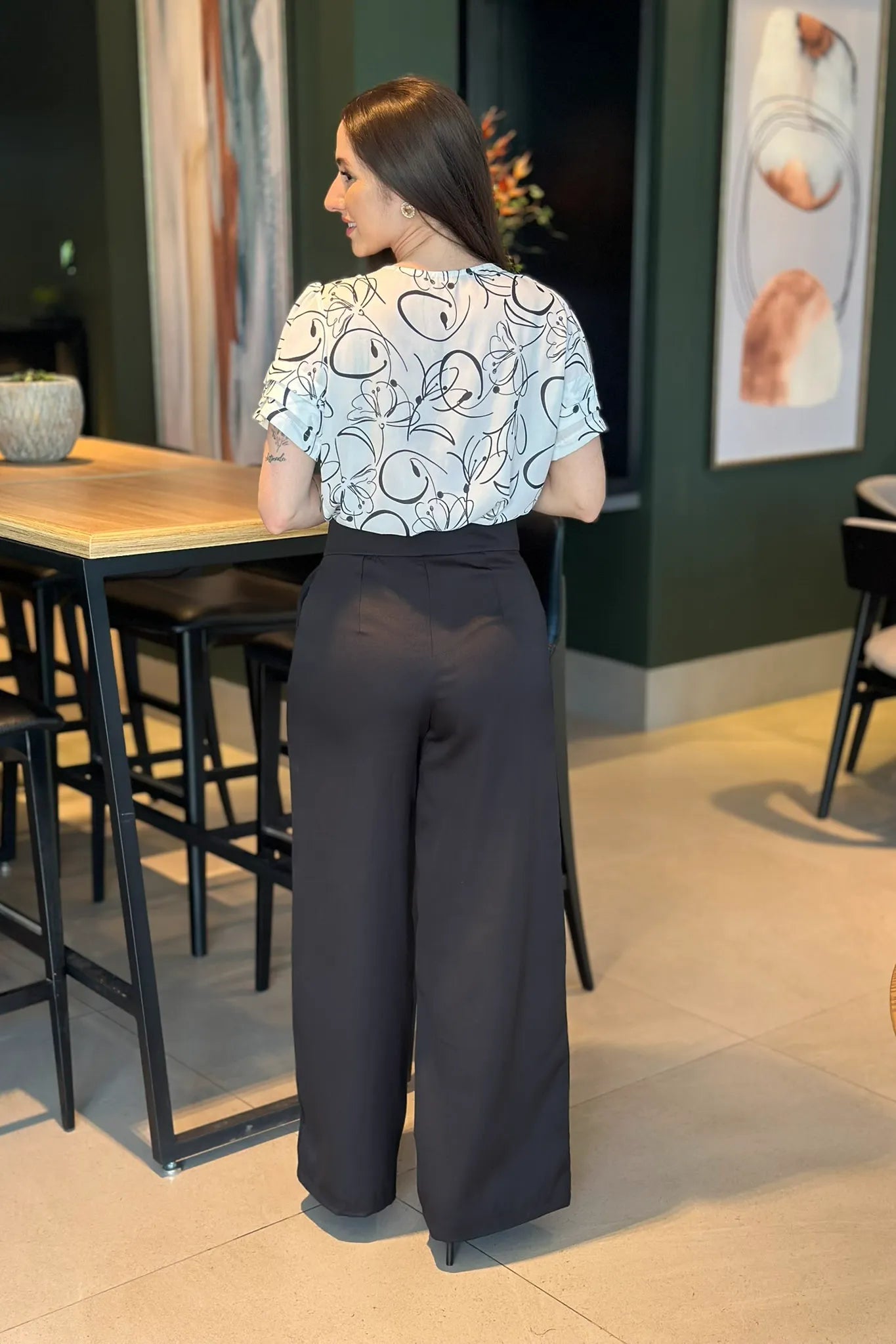 Conjunto: Blusa Manga Curta Camadas Olívia Estampada Branca + Calça Pantalona Alfaiataria Mariane Preta