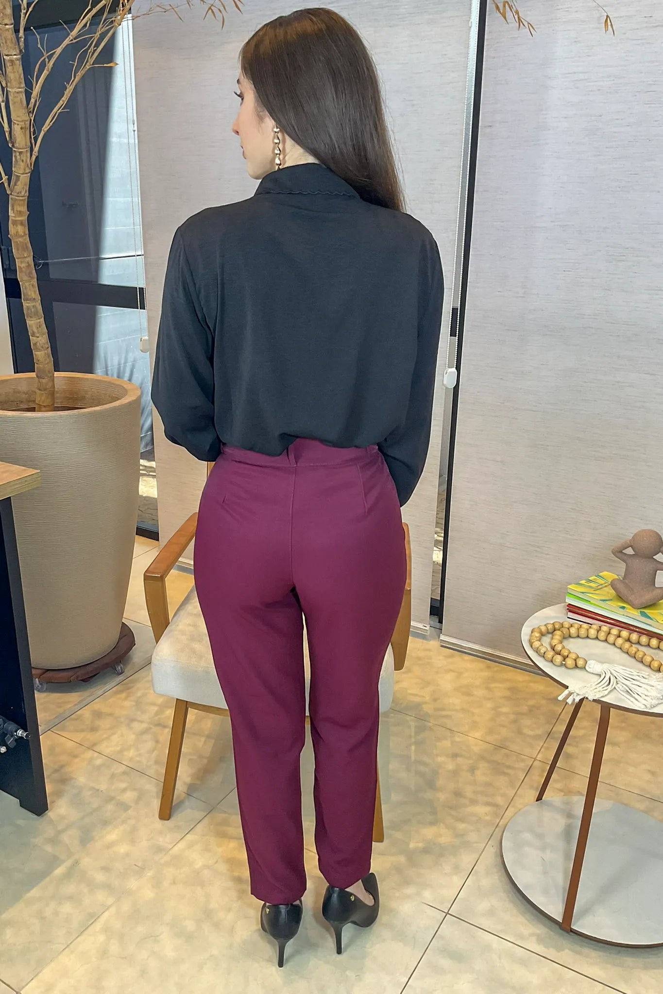 Conjunto: Camisa Manga Longa Detalhe Bordado Gola Clara Preta + Calça Corte Reto Alfaiataria Serena Laísa Marsala
