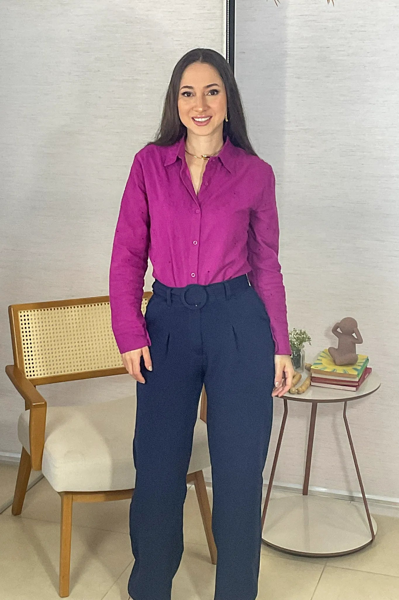 Conjunto: Camisa Em Laise Manga Longa Júlia Fúcsia + Calça Corte Reto Detalhe Cinto Priscila Azul Marinho