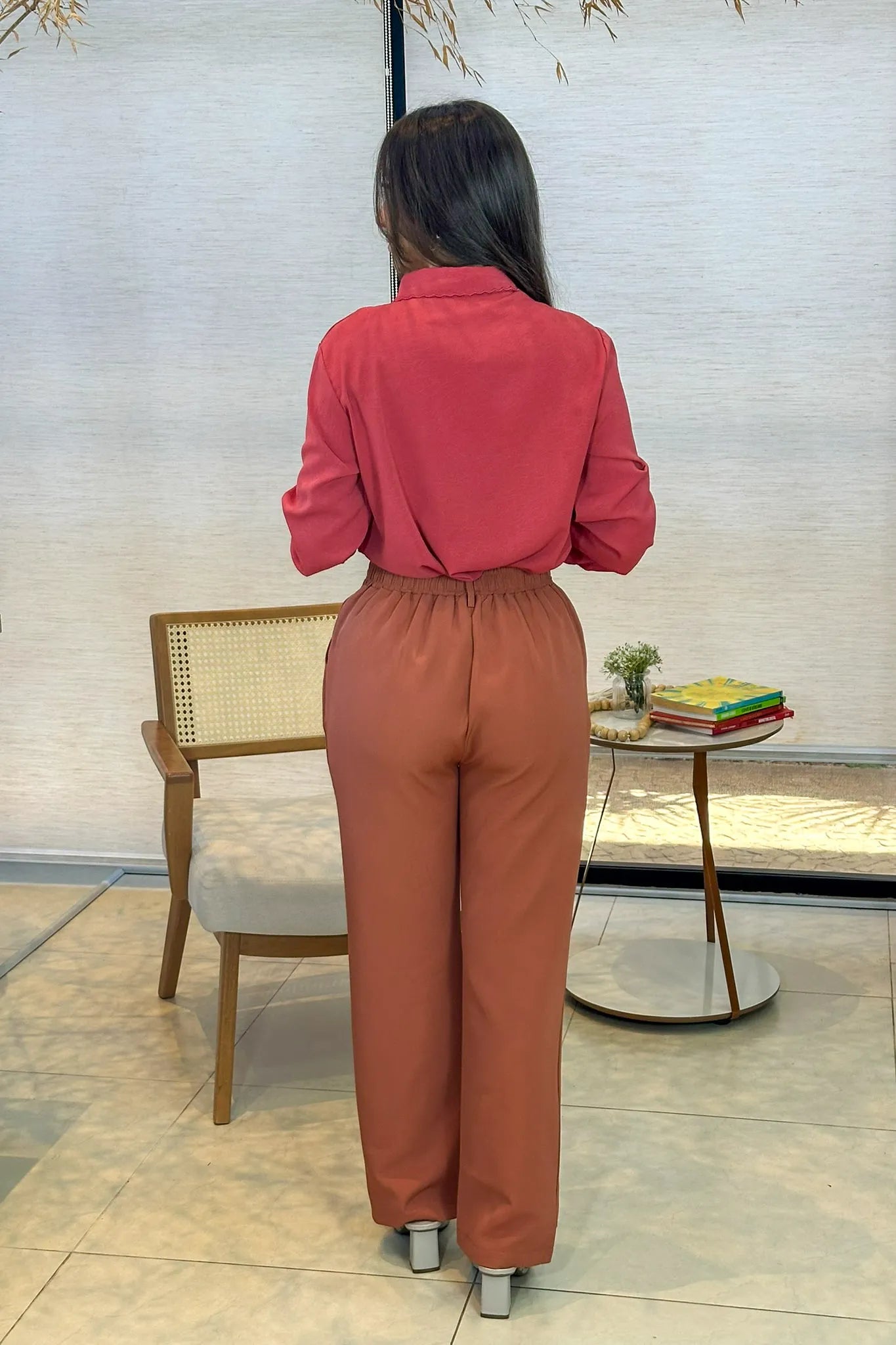 Conjunto: Camisa Manga Longa Detalhe Bordado Gola Clara Coral + Calça Pantalona Crepe Milano Detalhe Botão Encapado Elena Terracota