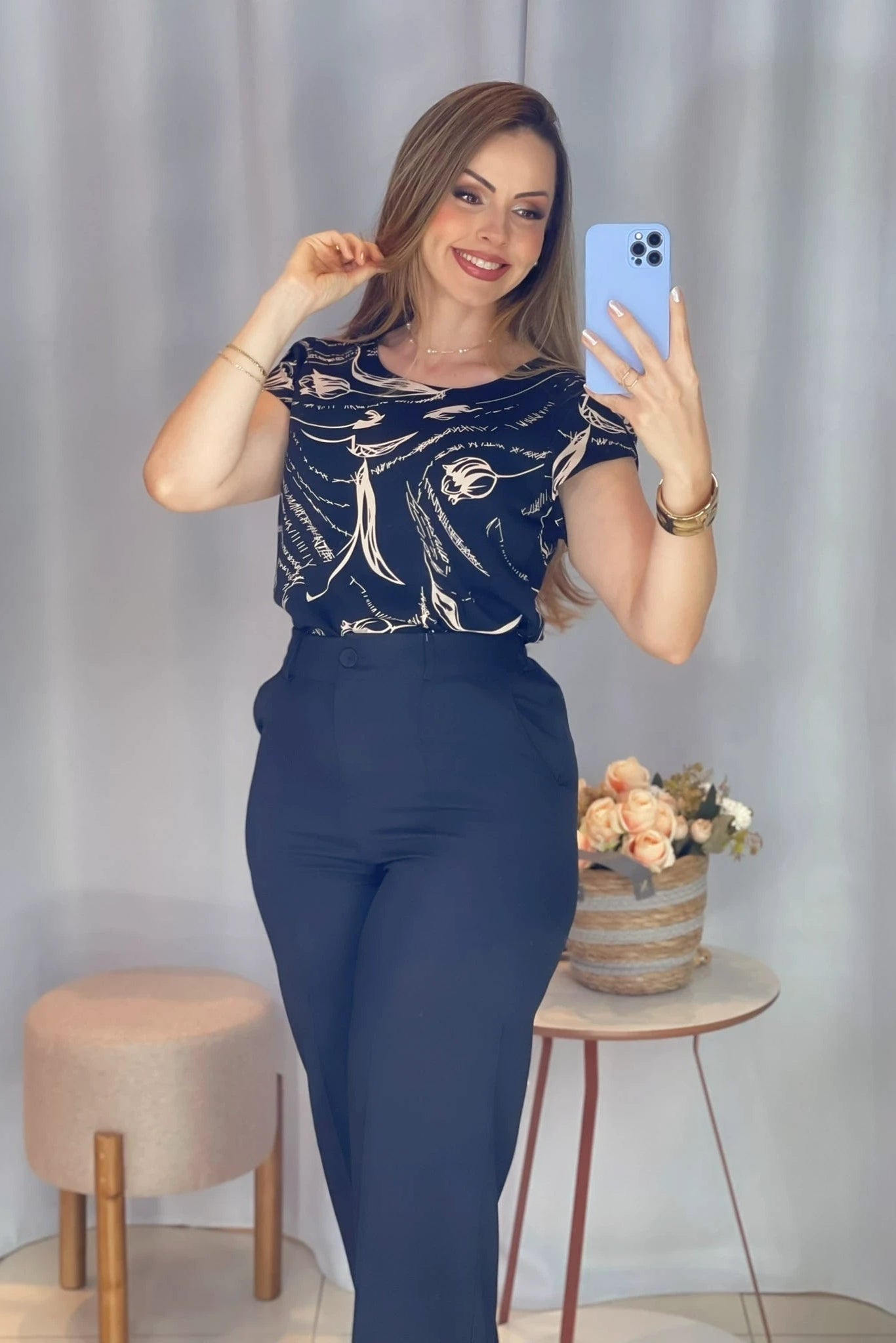 Conjunto: Blusa Manga Curta Transpassada Estampada em Crepe Classic Simone Preta + Calça Corte Reto Cotton Alfaiataria Lisse Detalhe em Friso Ariane Preta
