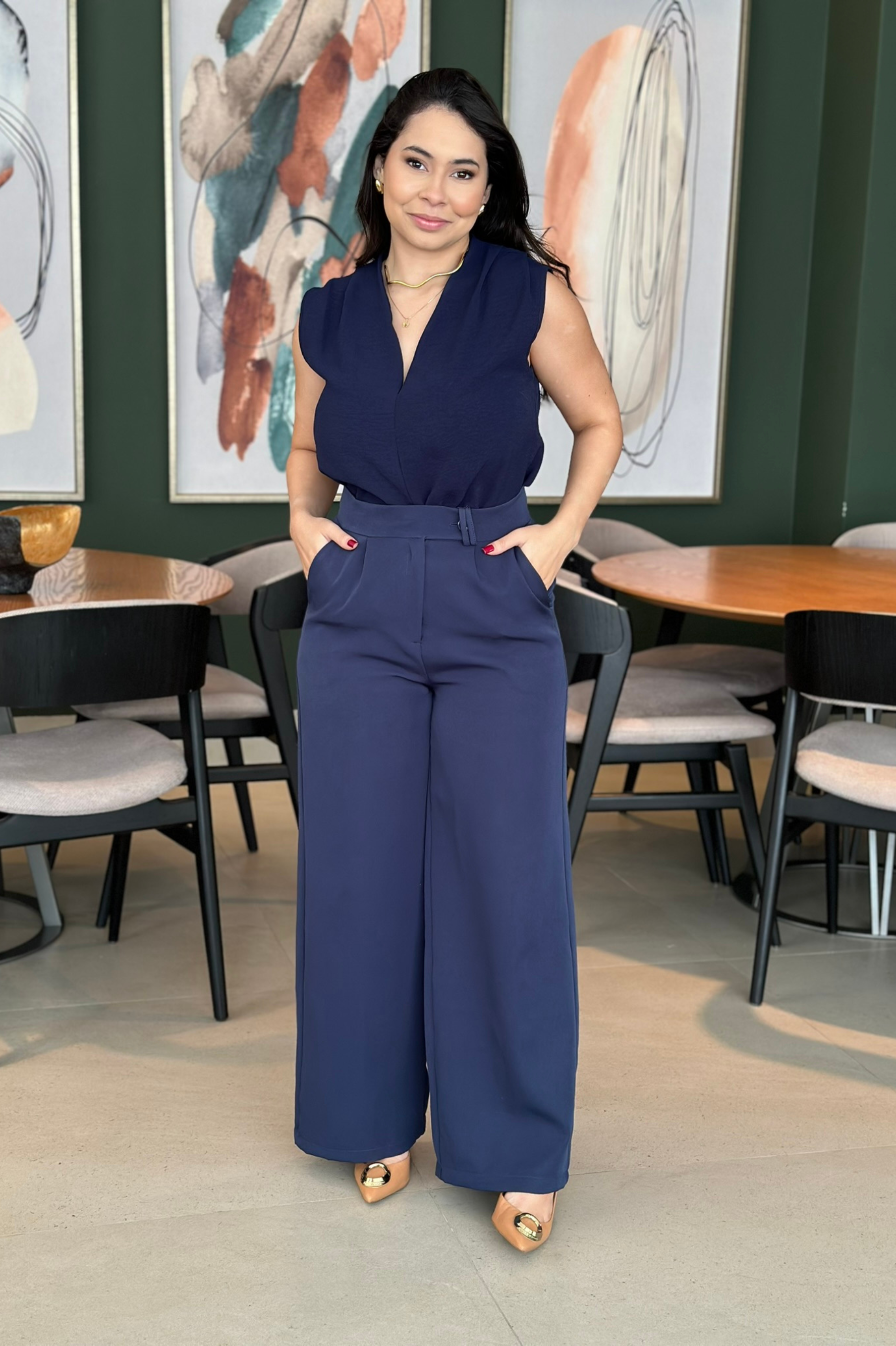 Conjunto: Blusa Textura Regata Decote "V" Tatiana Azul Marinho + Calça Pantalona Alfaiataria Mariane Azul Marinho