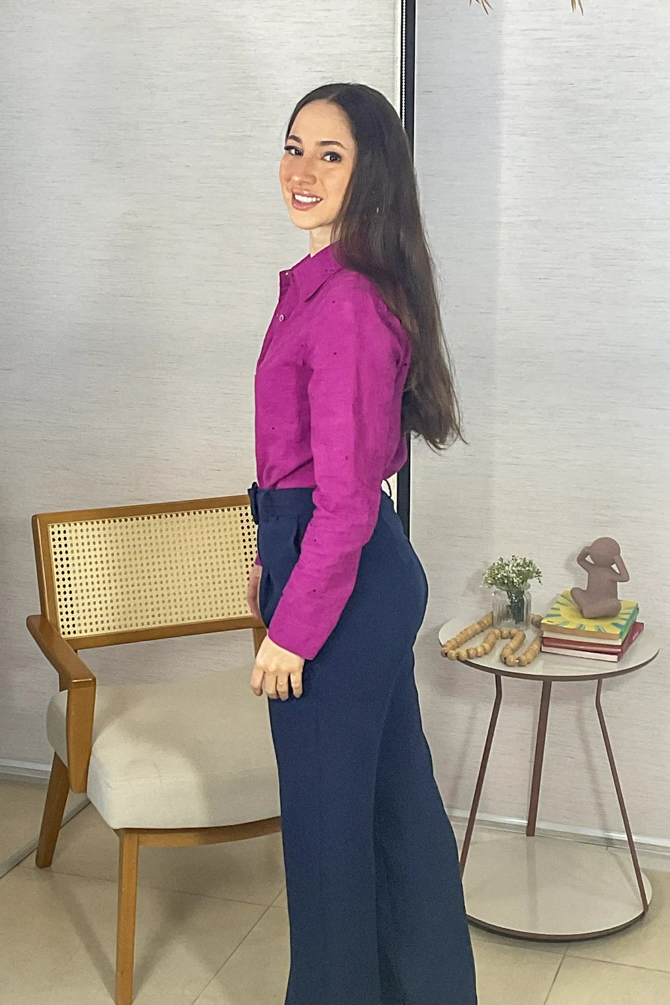 Conjunto: Camisa Em Laise Manga Longa Júlia Fúcsia + Calça Corte Reto Detalhe Cinto Priscila Azul Marinho