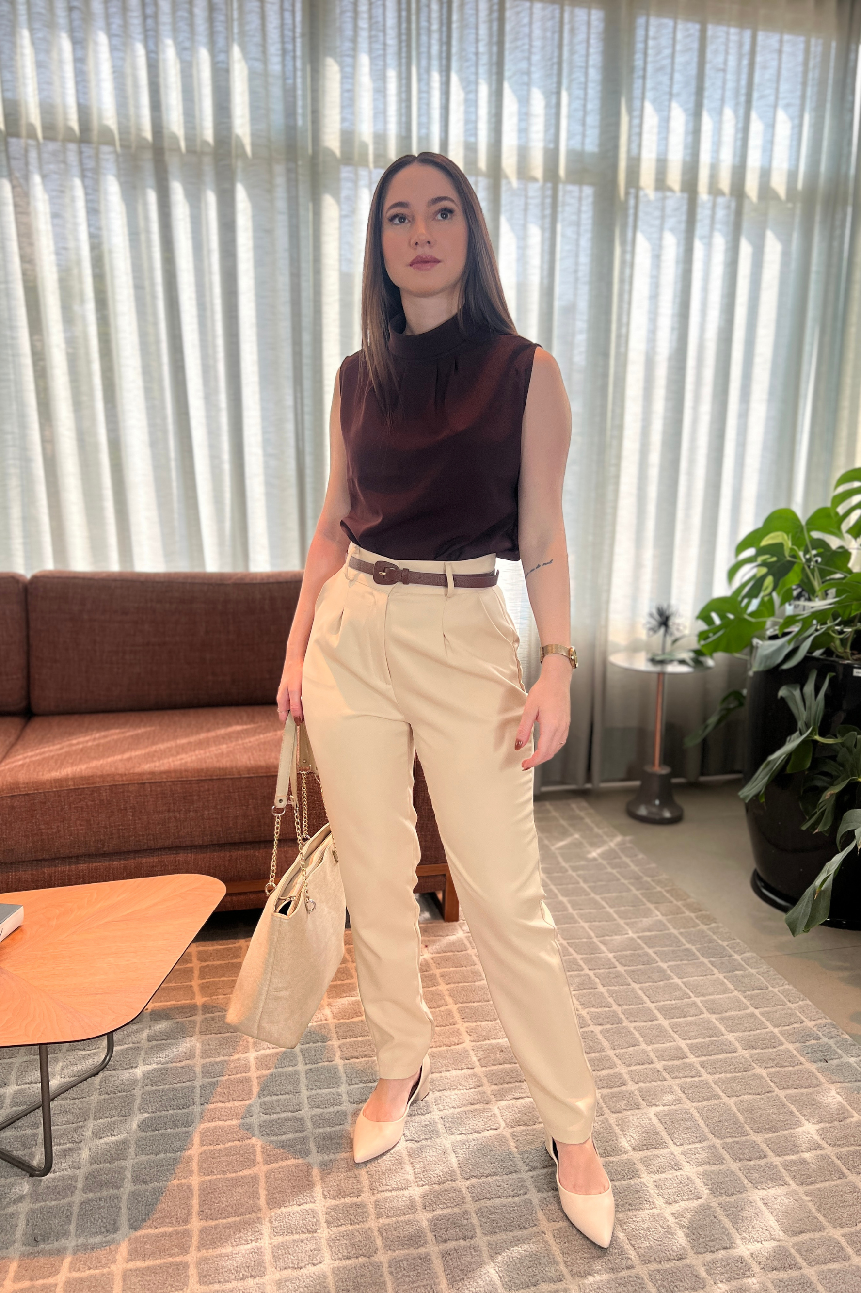 Conjunto: Blusa Regata Gola Alta Aline Marrom Escuro + Calça Cenoura Cinto Encapado Bege