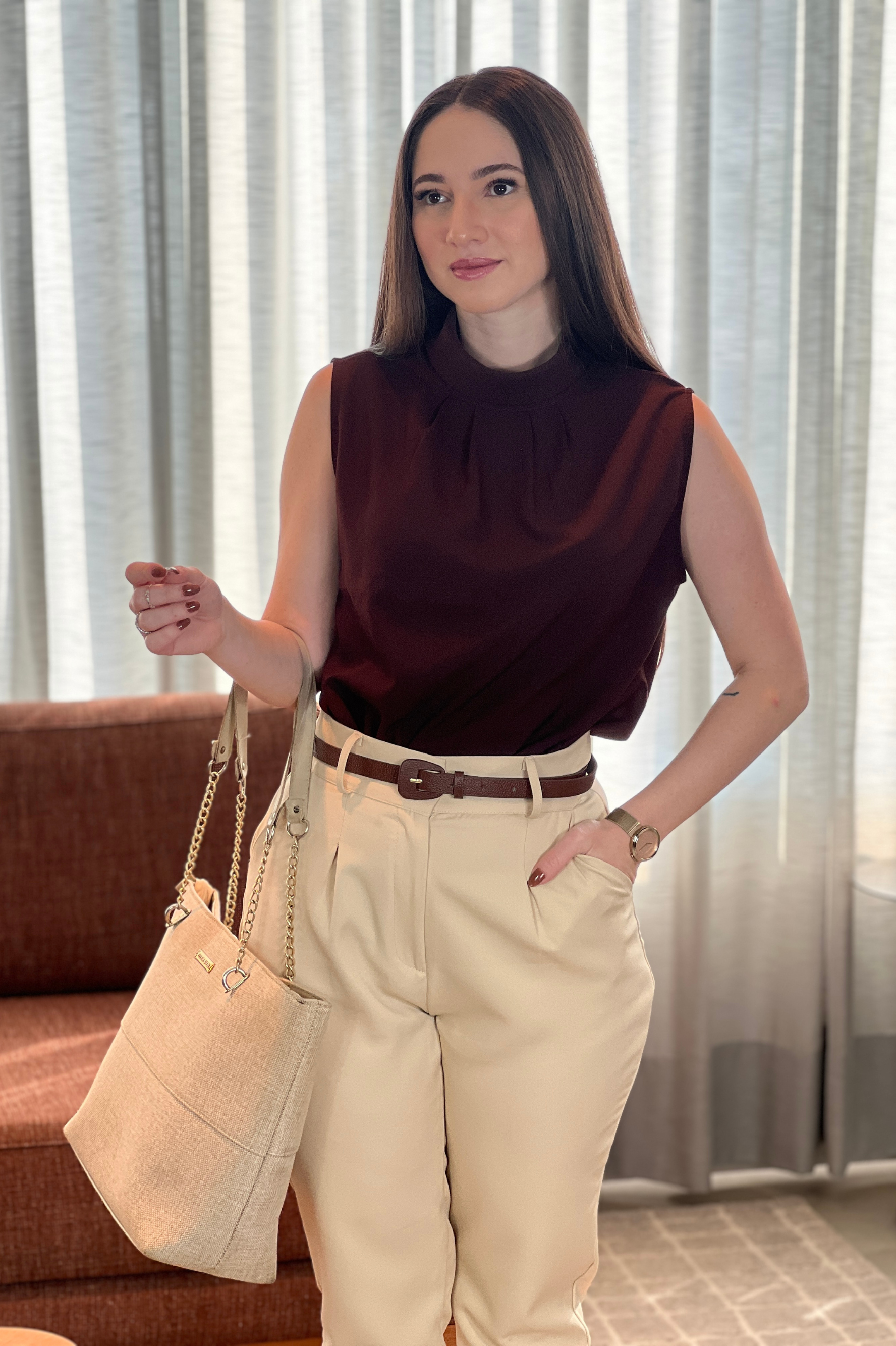 Conjunto: Blusa Regata Gola Alta Aline Marrom Escuro + Calça Cenoura Cinto Encapado Bege